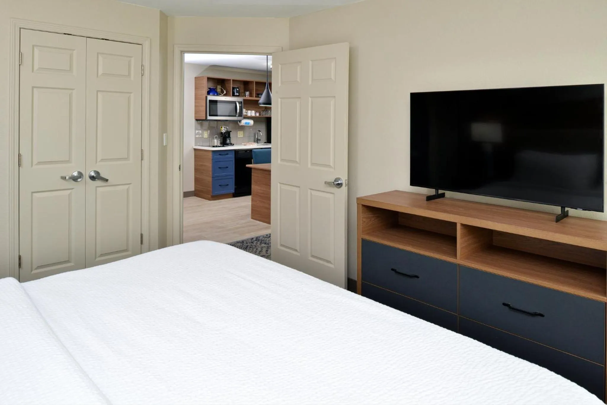 Photo of the whole room, Bed in Candlewood Suites Kansas City Northeast by IHG