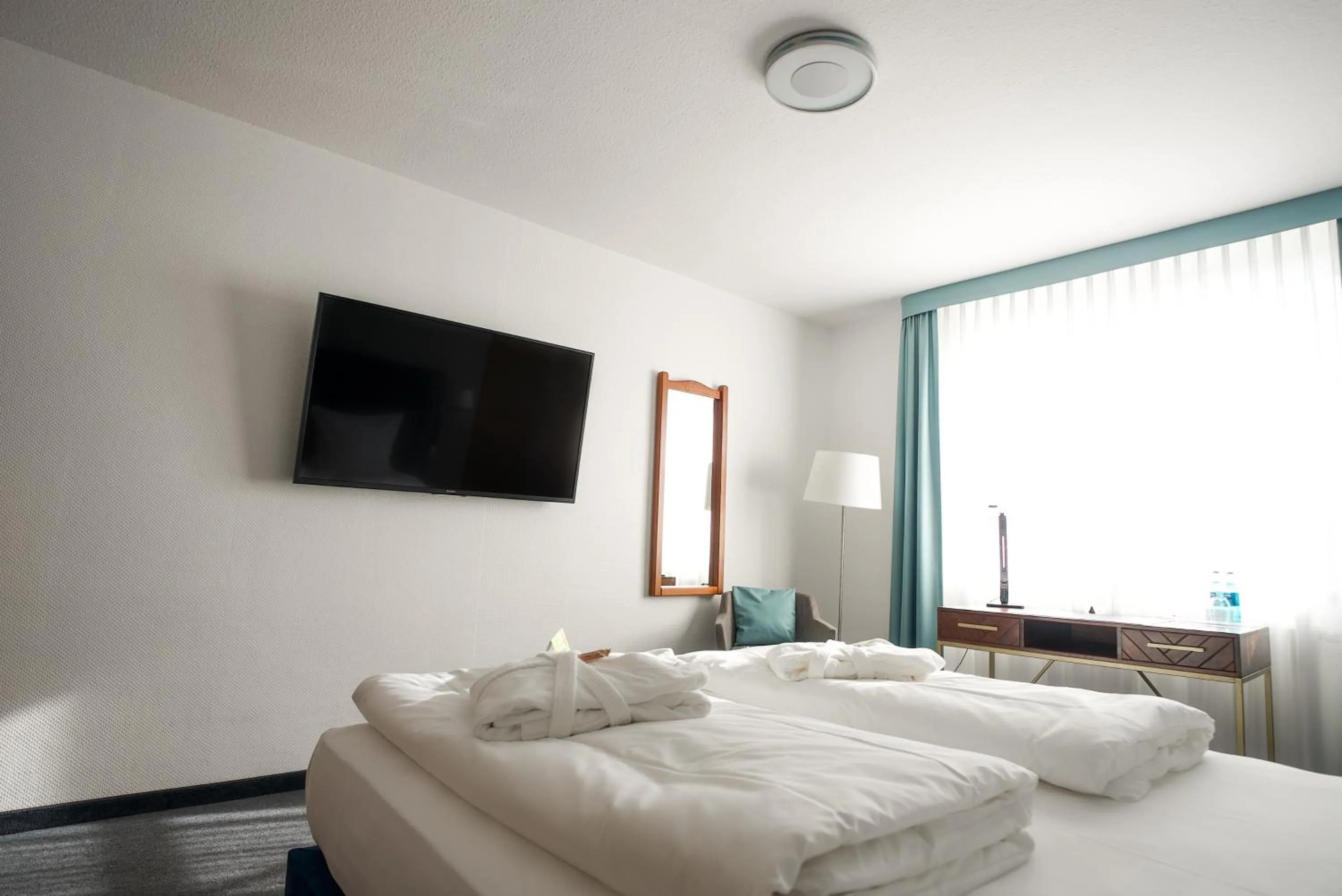 TV and multimedia, Bed in Hotel Frechener Hof