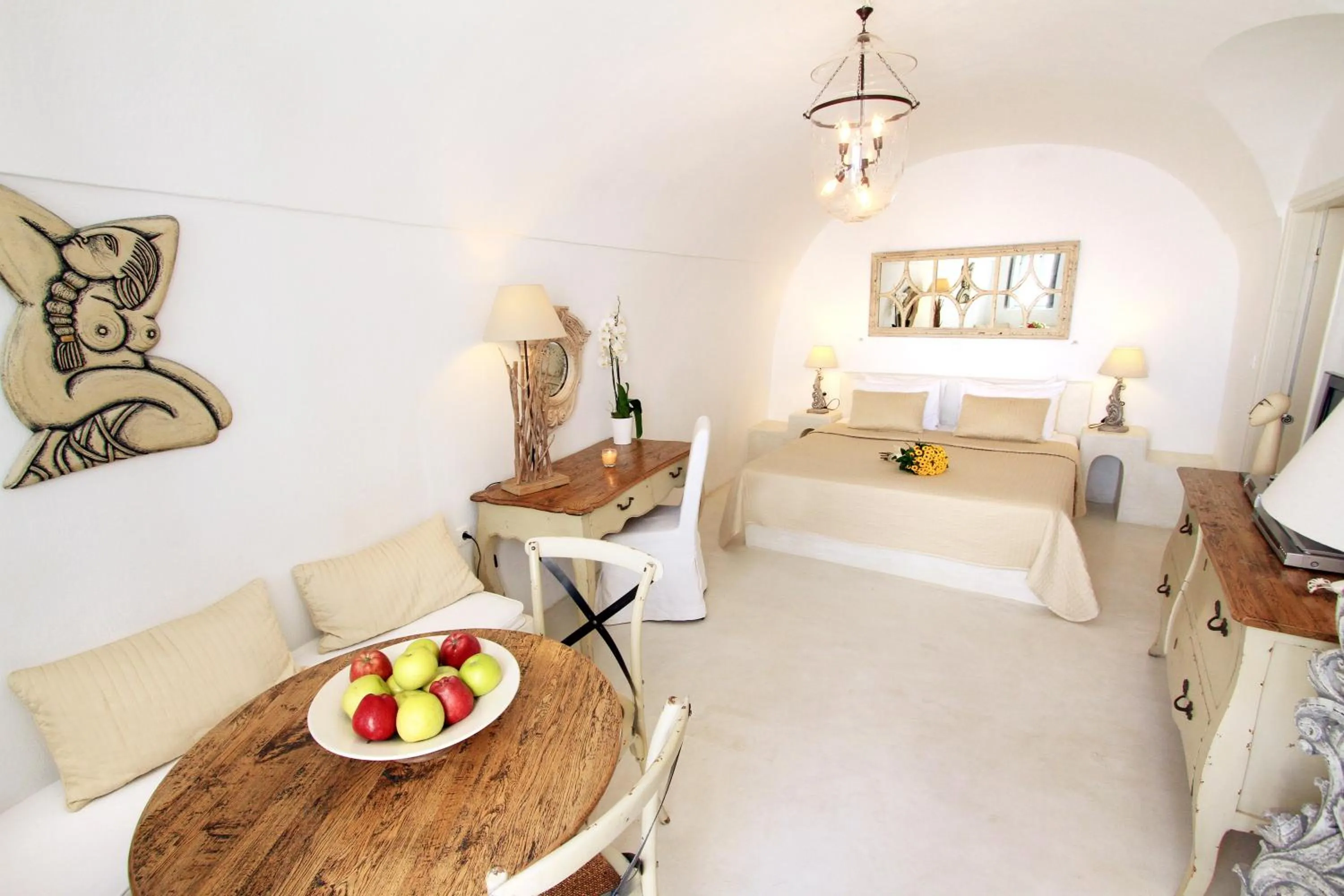 Photo of the whole room in Onar Villas Oia - Onar Hotels Collection