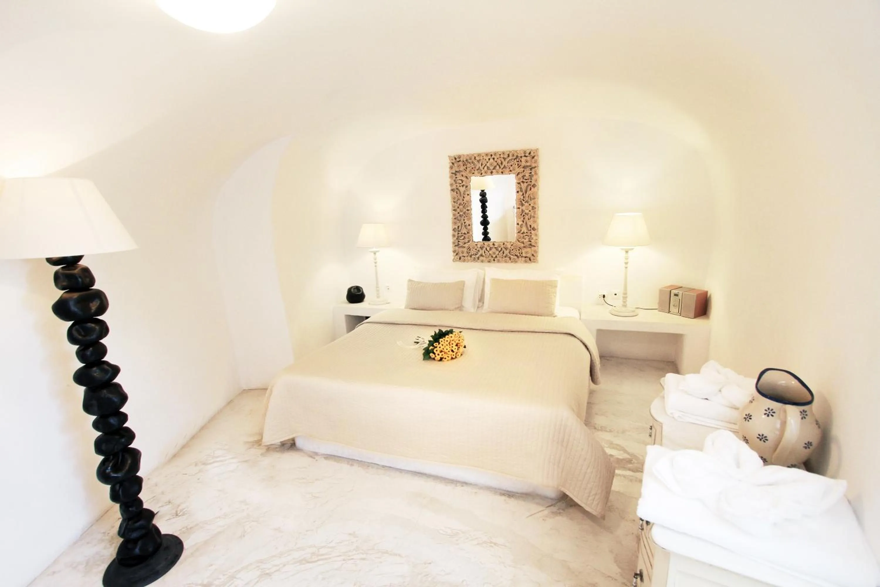 Bedroom, Bed in Onar Villas Oia - Onar Hotels Collection