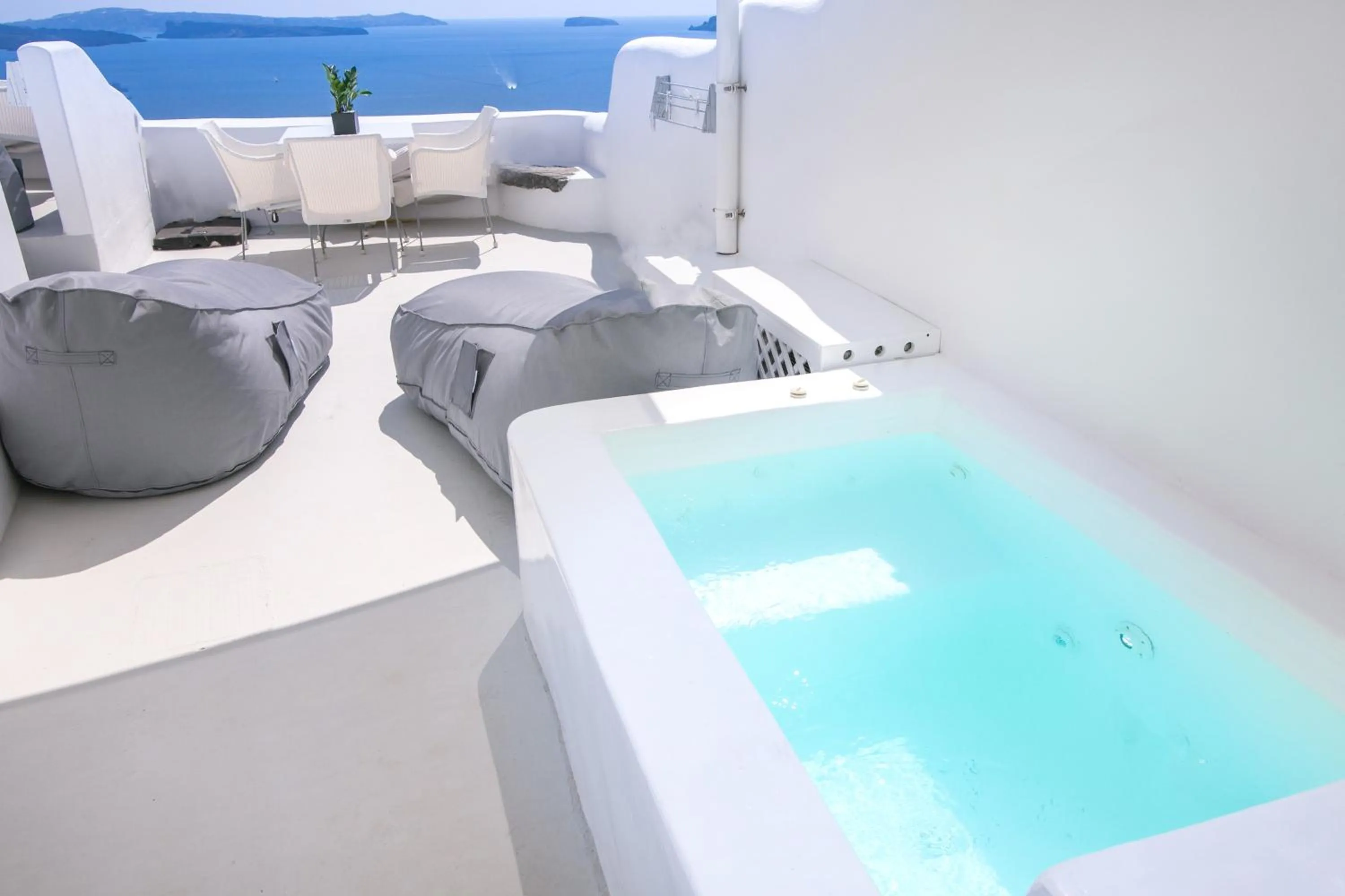 Hot Tub in Onar Villas Oia - Onar Hotels Collection