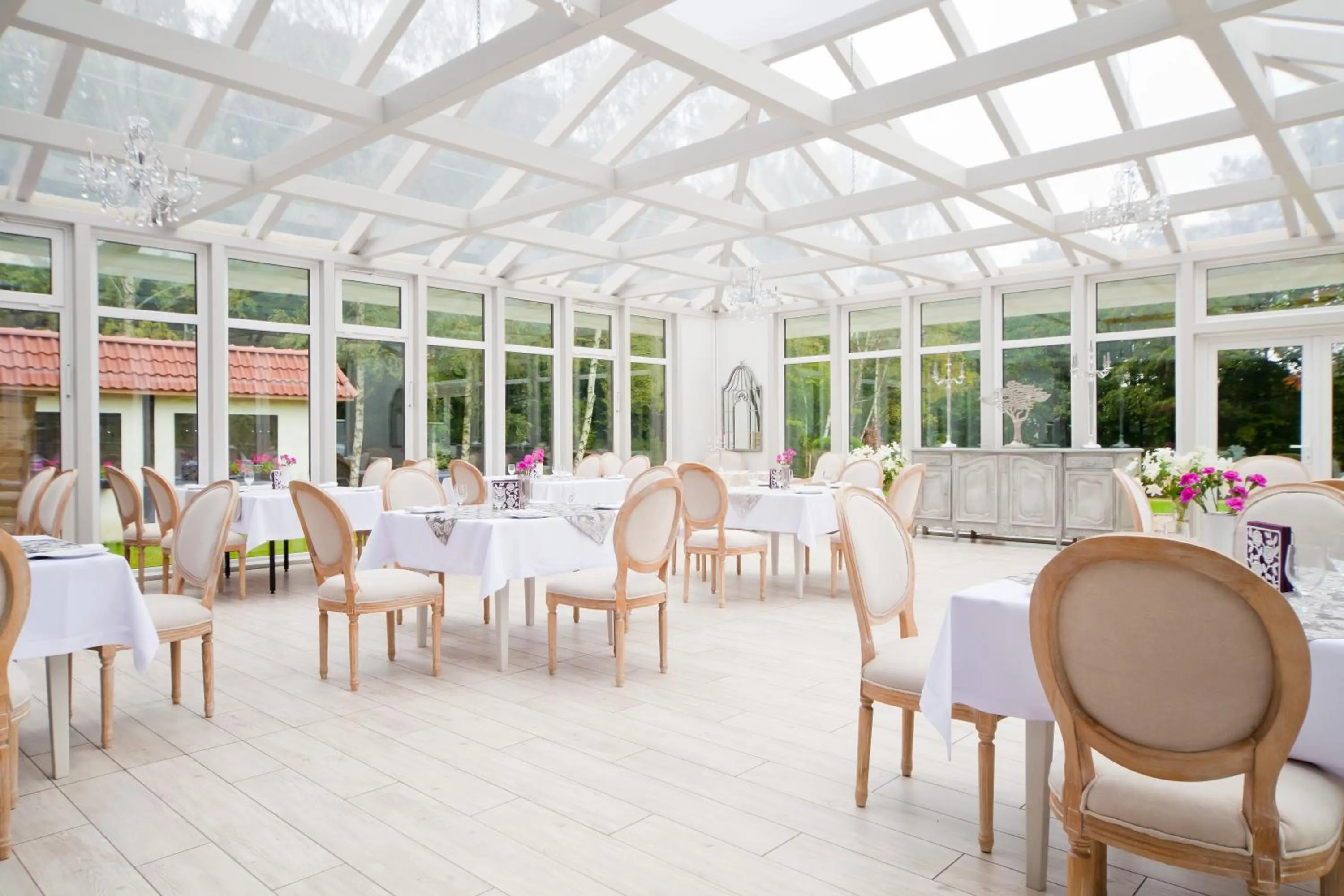 Restaurant/places to eat in Dworek Bukowy Park