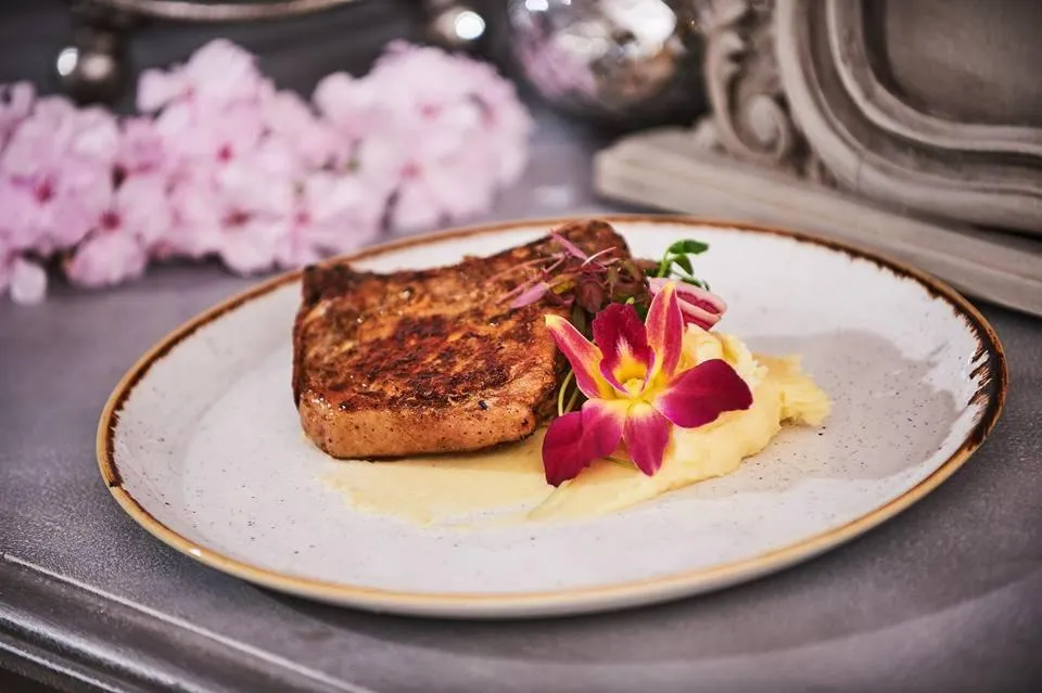 Restaurant/places to eat in Dworek Bukowy Park