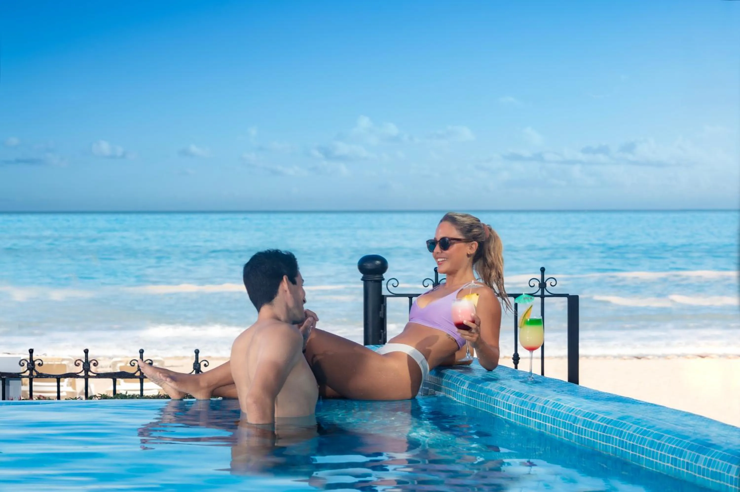 Swimming pool in Playa Los Arcos Hotel Beach Resort & Spa