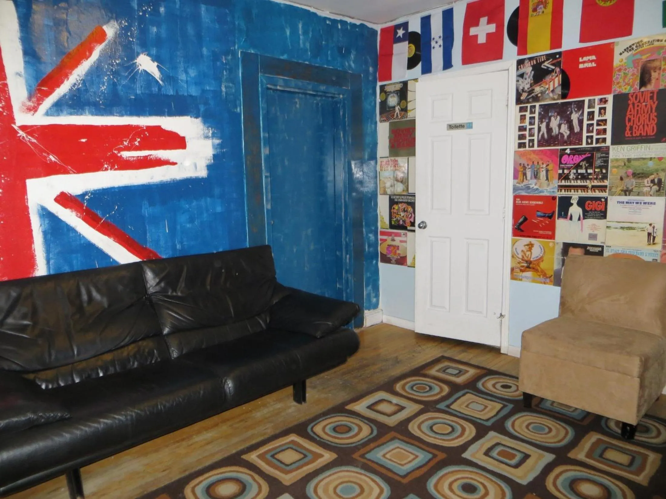 Communal lounge/ TV room in Auberge Jeunesse La Belle Planete Backpackers Hostel