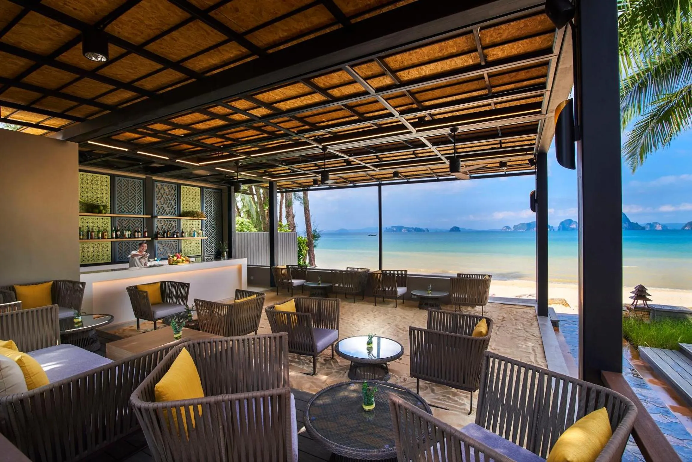 Lounge or bar in Amari Vogue Krabi