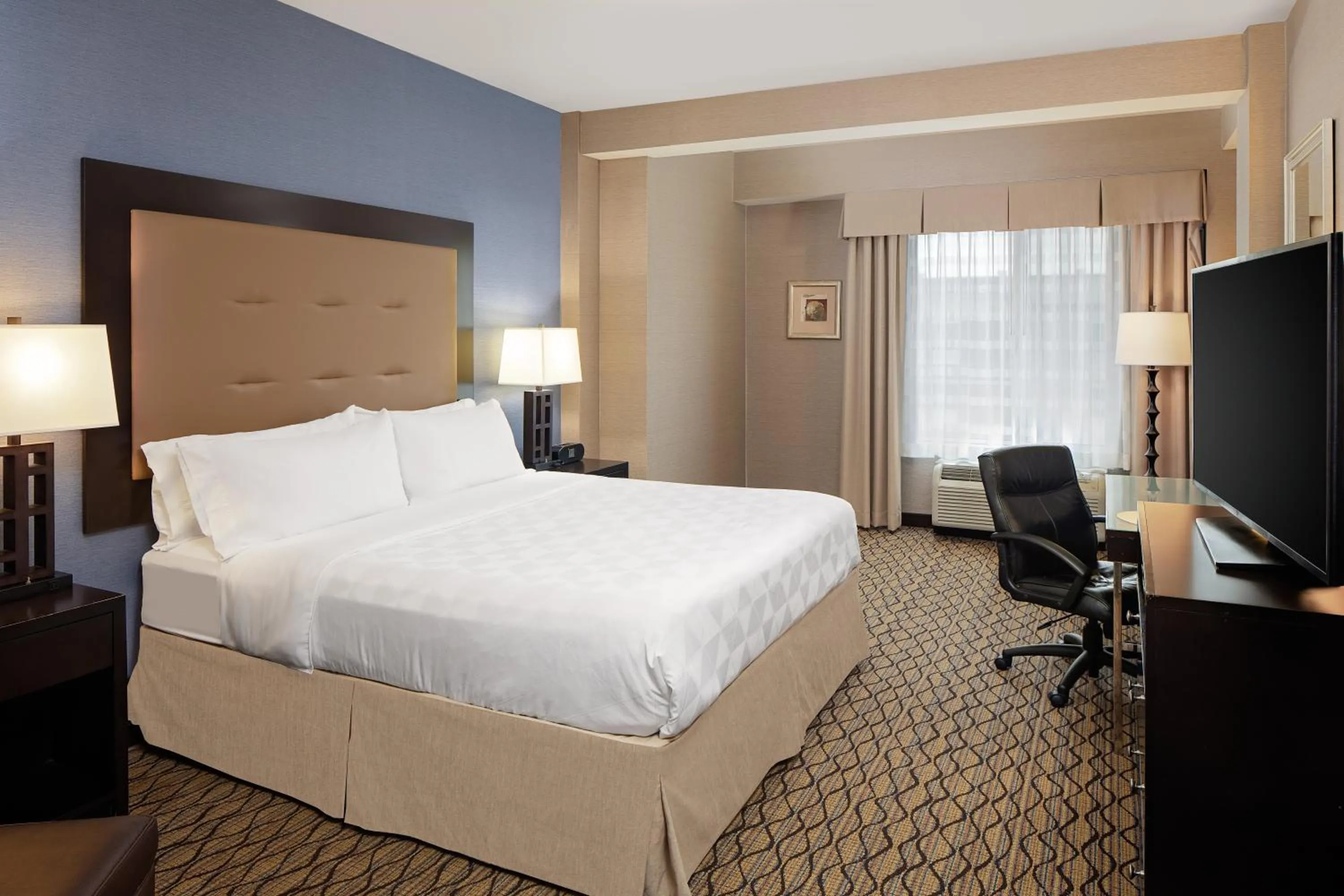 Bed in Holiday Inn Detroit Metro Airport by IHG