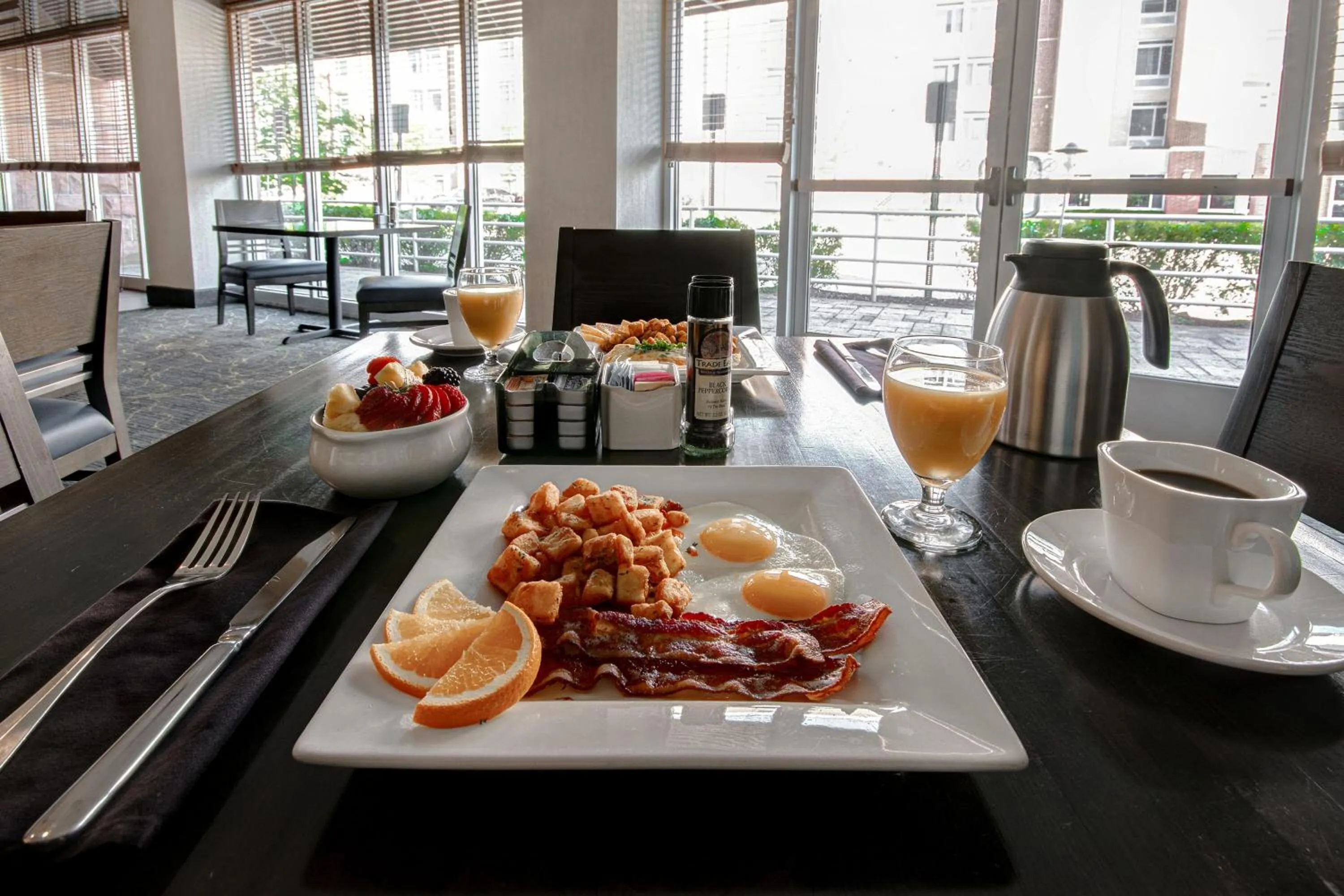 Restaurant/places to eat in Holiday Inn Detroit Metro Airport by IHG