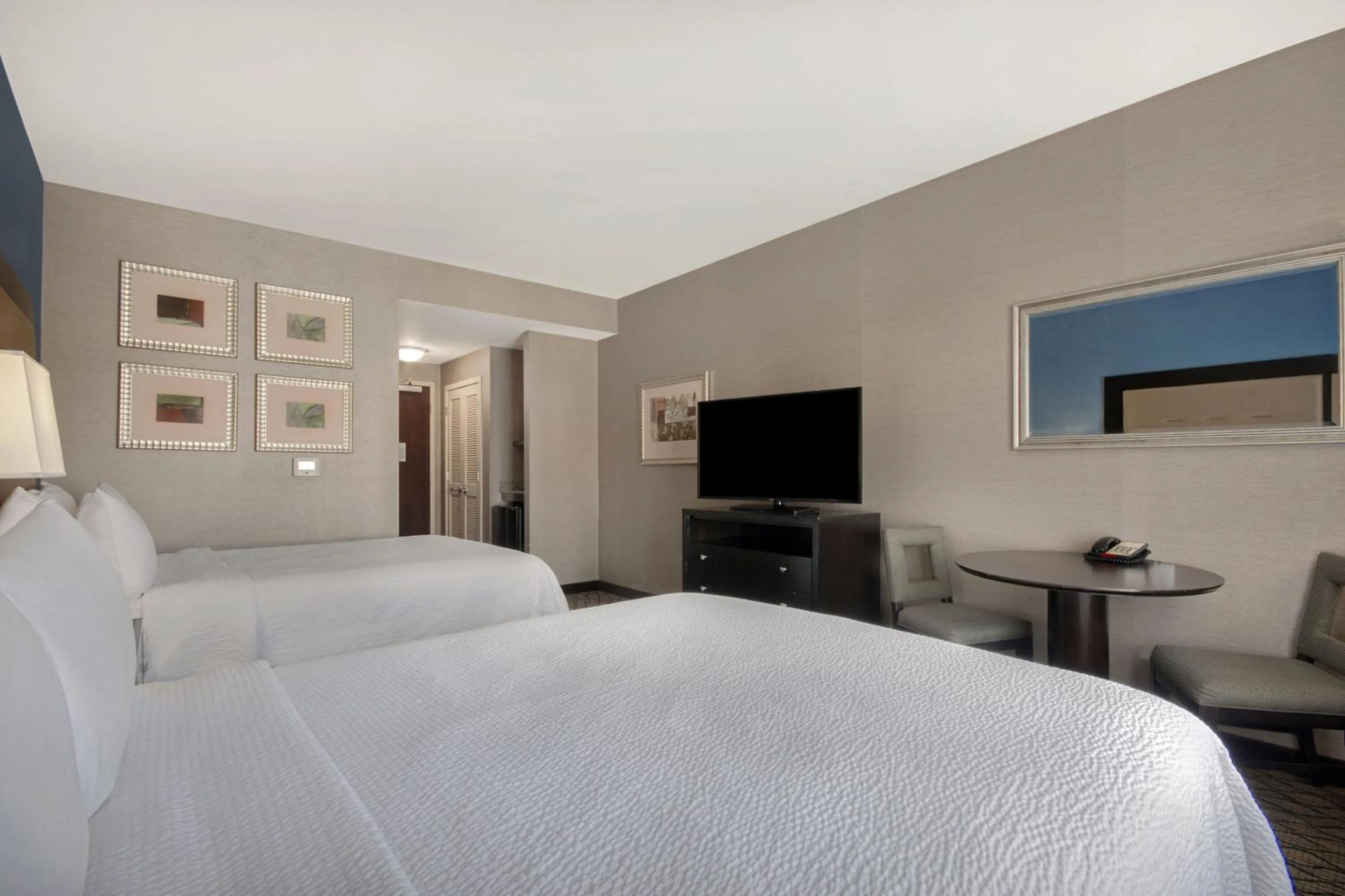 Photo of the whole room, Bed in Holiday Inn Detroit Metro Airport by IHG