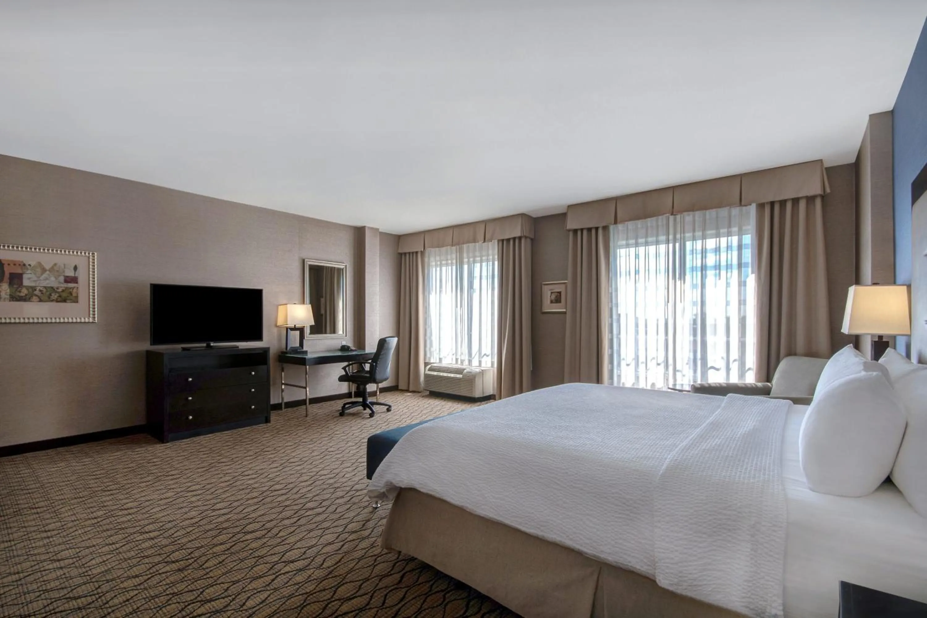 Photo of the whole room, Bed in Holiday Inn Detroit Metro Airport by IHG