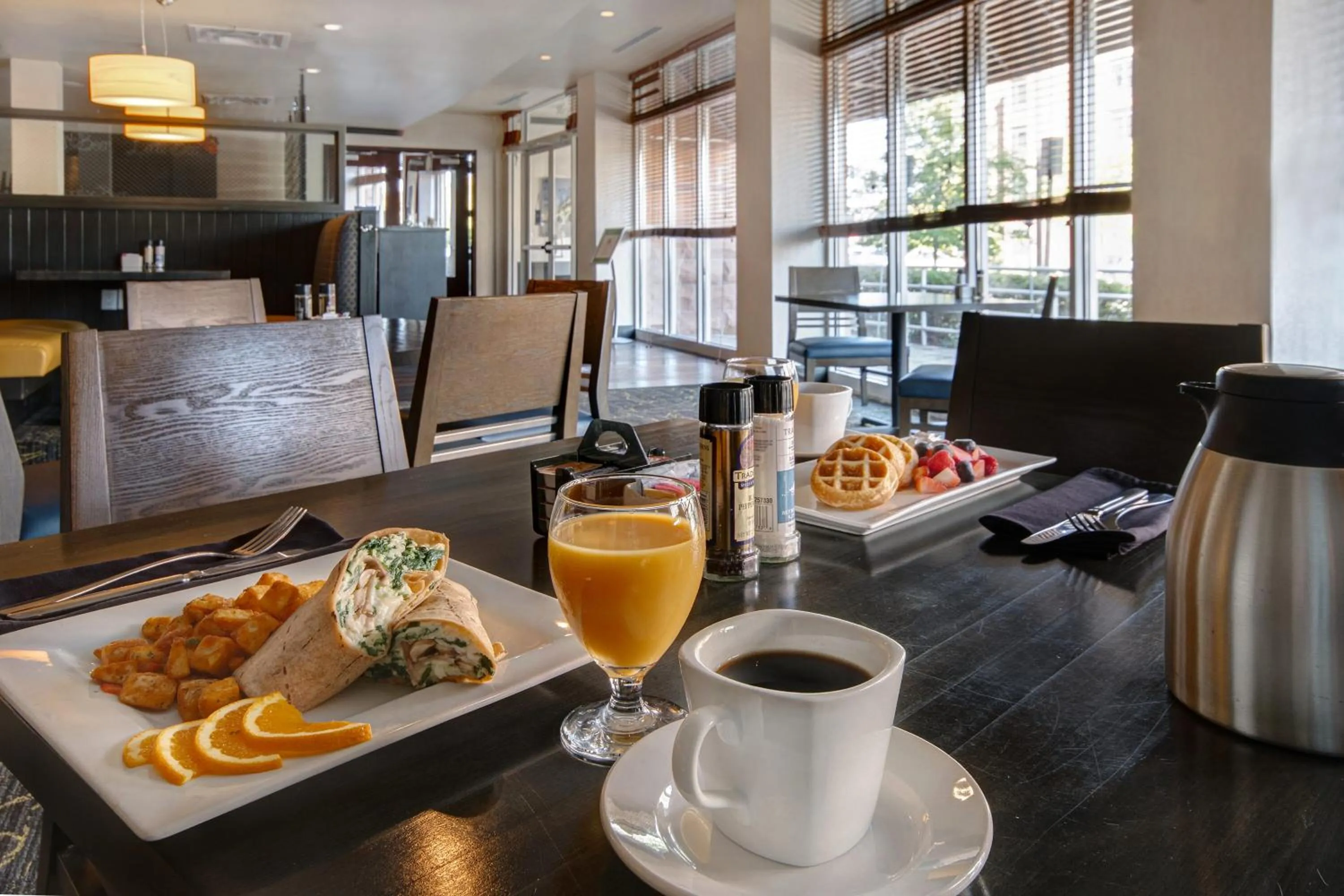 Restaurant/places to eat in Holiday Inn Detroit Metro Airport by IHG