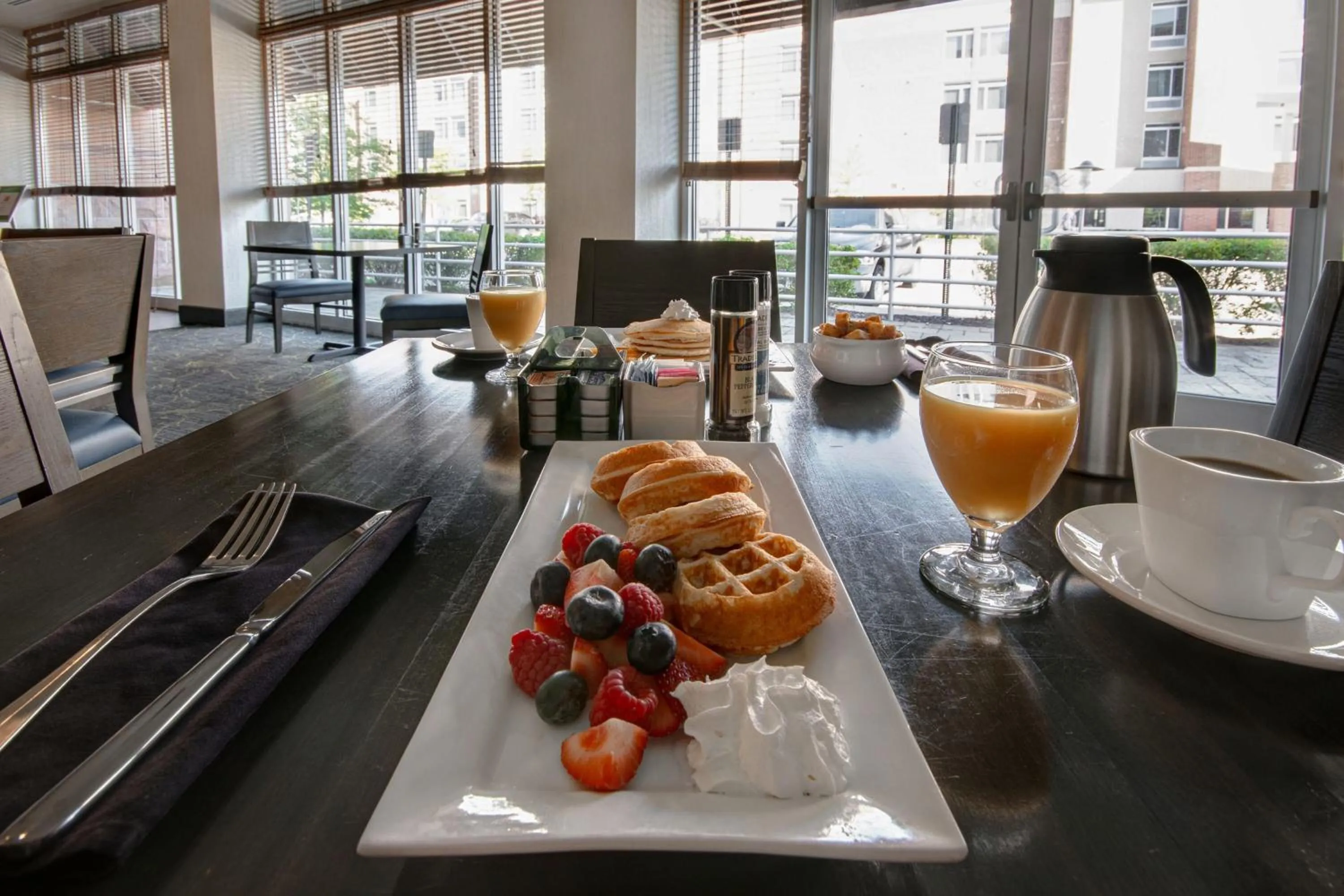 Restaurant/places to eat in Holiday Inn Detroit Metro Airport by IHG