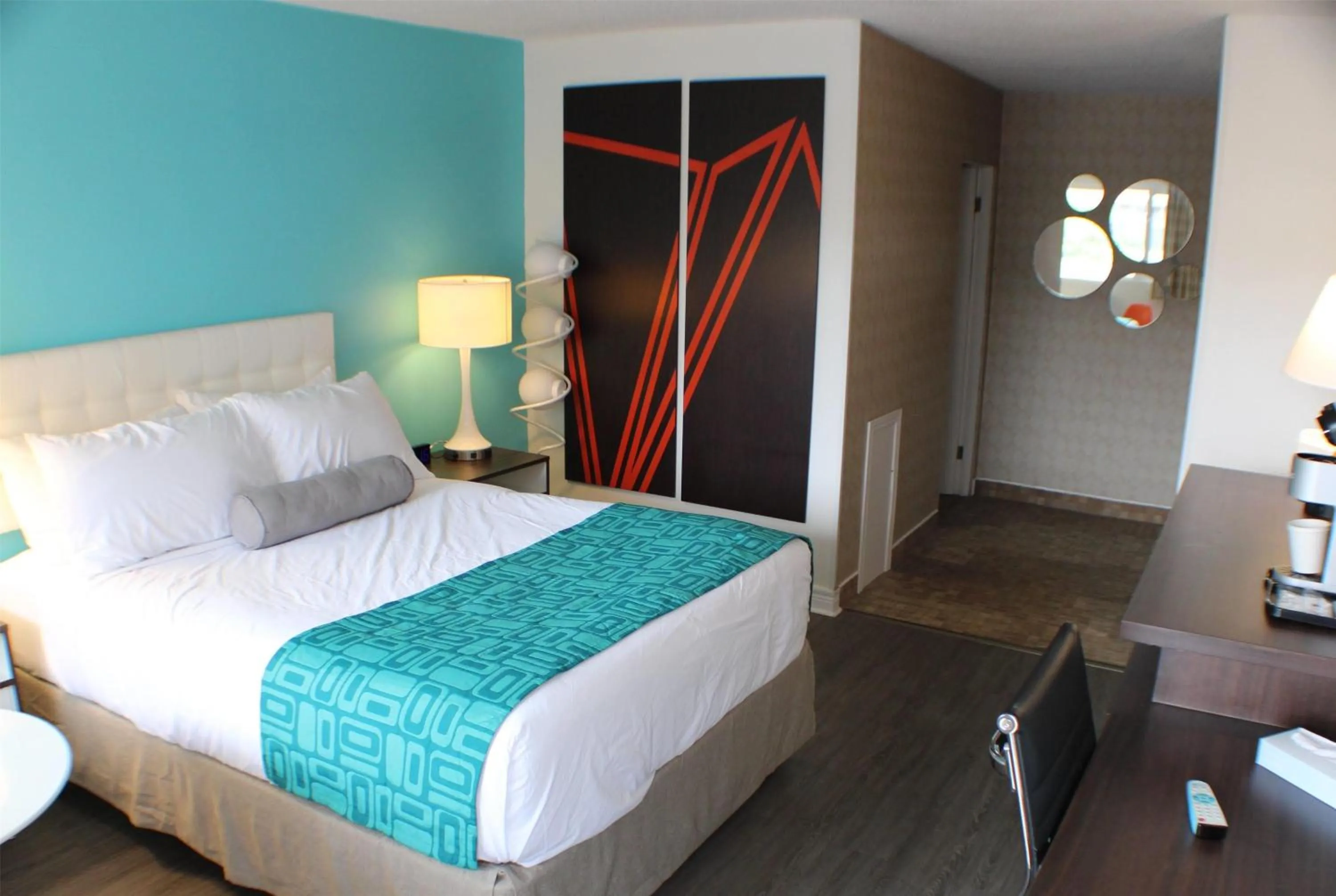 Photo of the whole room, Bed in Howard Johnson Inn by Wyndham Kingston