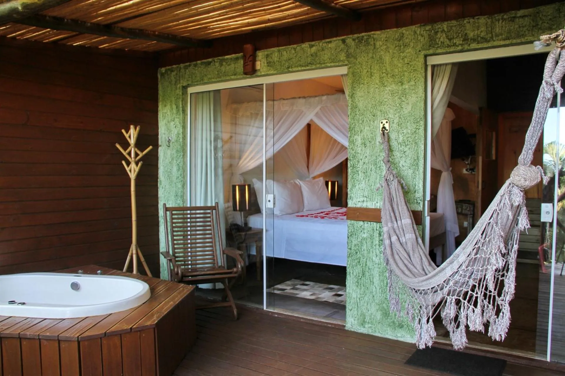 Hot Tub, Bed in Ilha de Toque Toque Eco Hotel