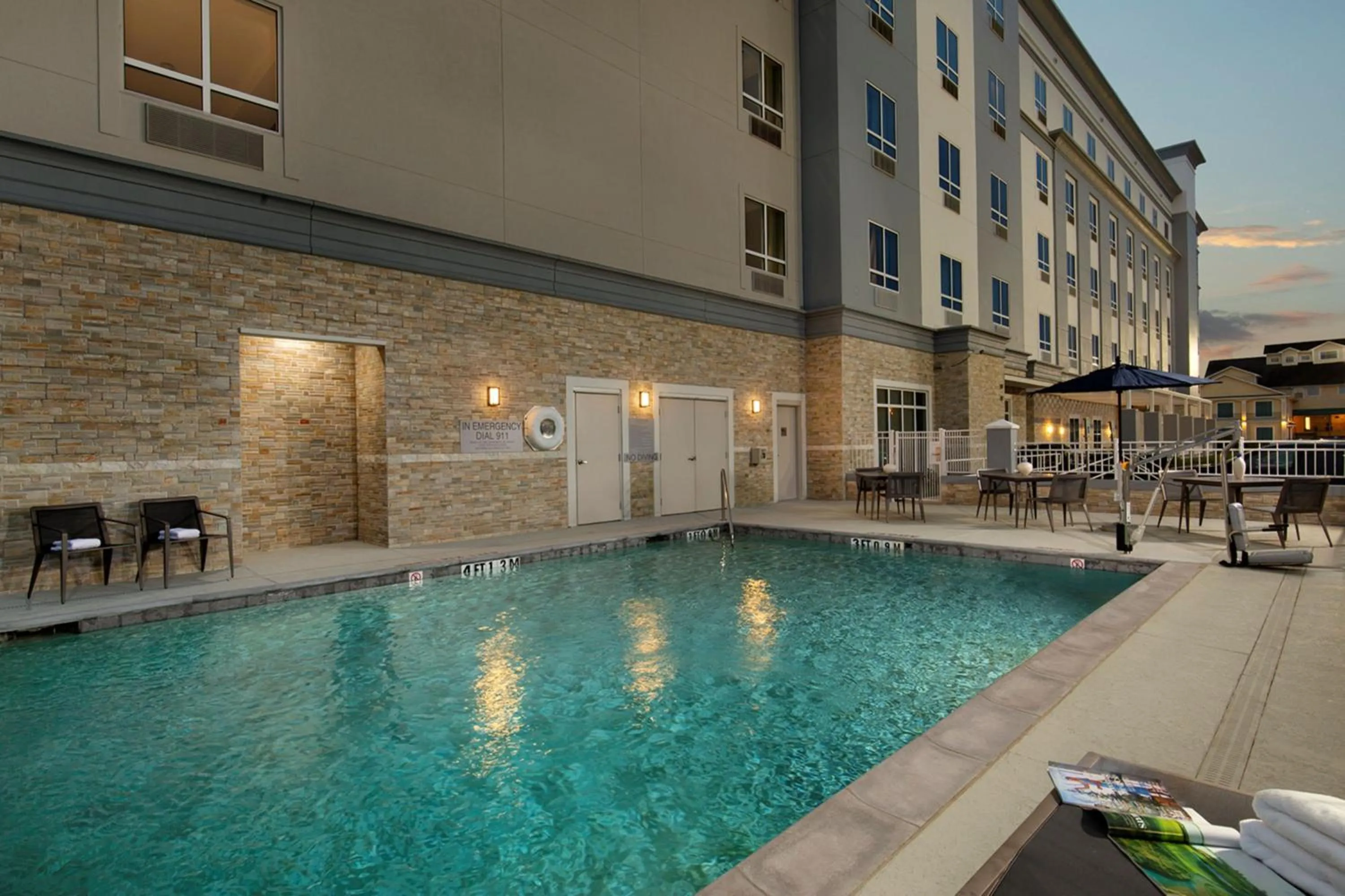 Swimming pool in Courtyard by Marriott Houston Kemah