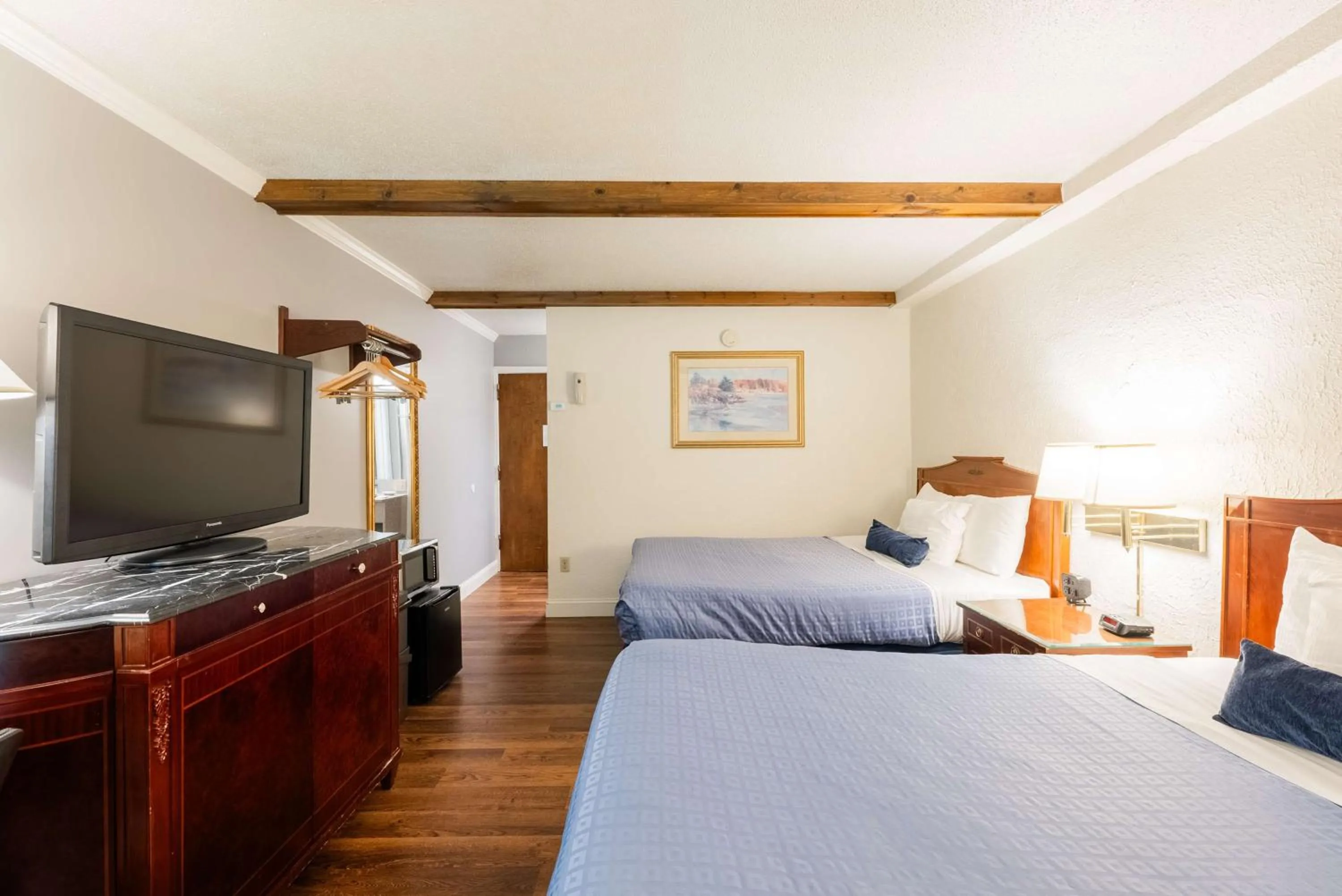 Bedroom, Bed in Fireside Inn and Suites Bangor