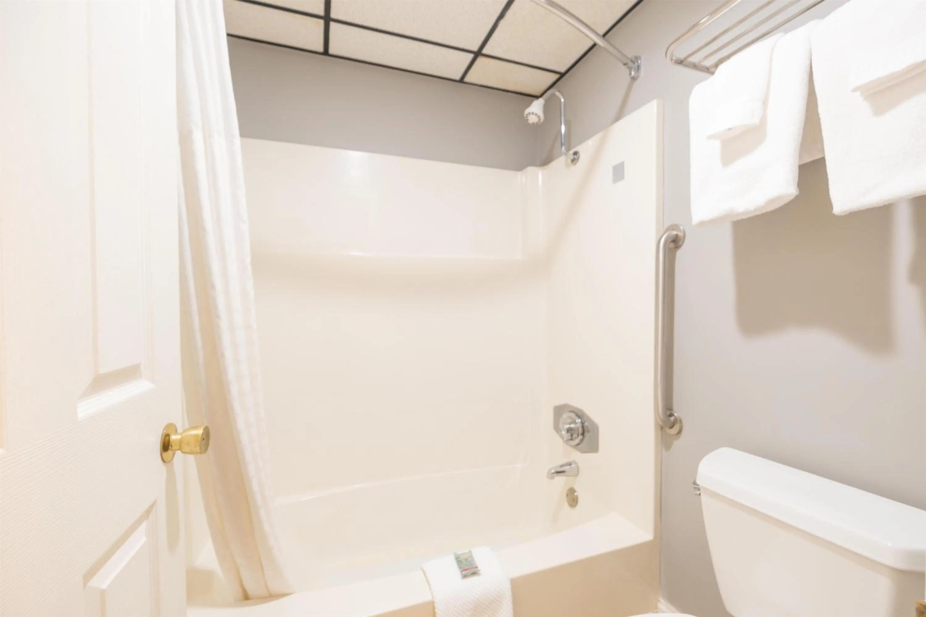 Bathroom in Fireside Inn and Suites Bangor