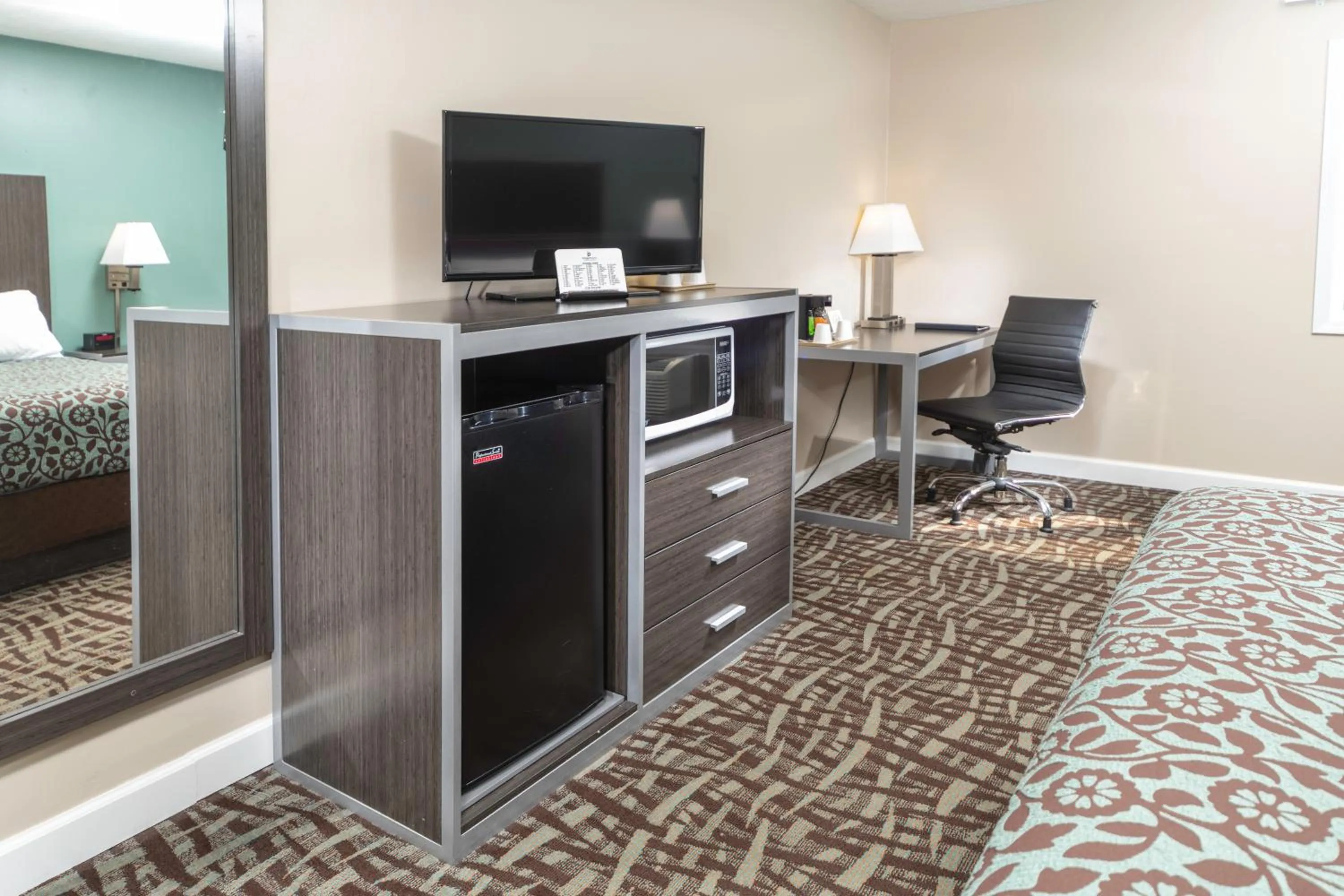 Bedroom, Bed in BridgePointe Inn & Suites by BPhotels, Council Bluffs, Omaha Area