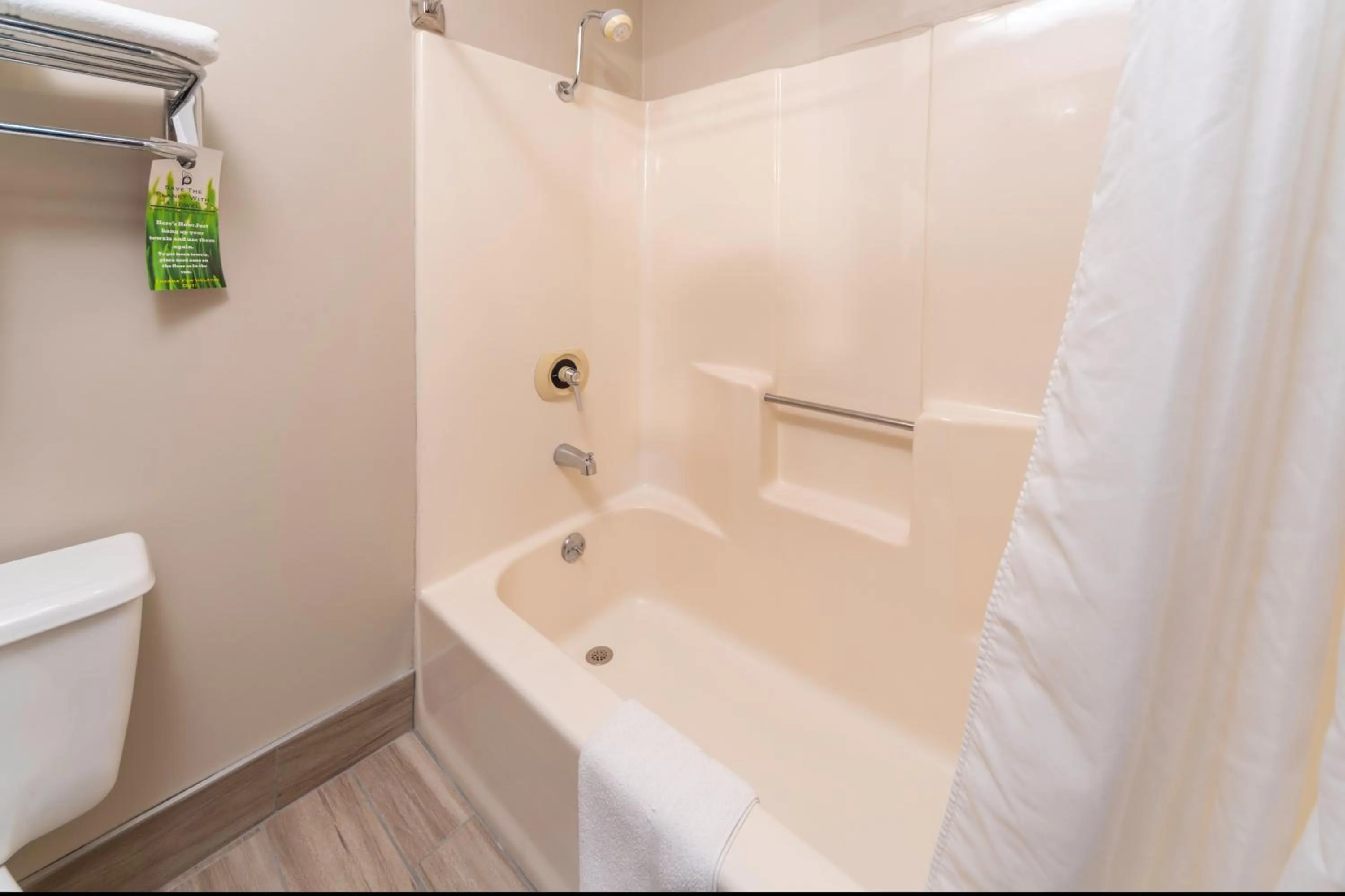 Bathroom in BridgePointe Inn & Suites by BPhotels, Council Bluffs, Omaha Area
