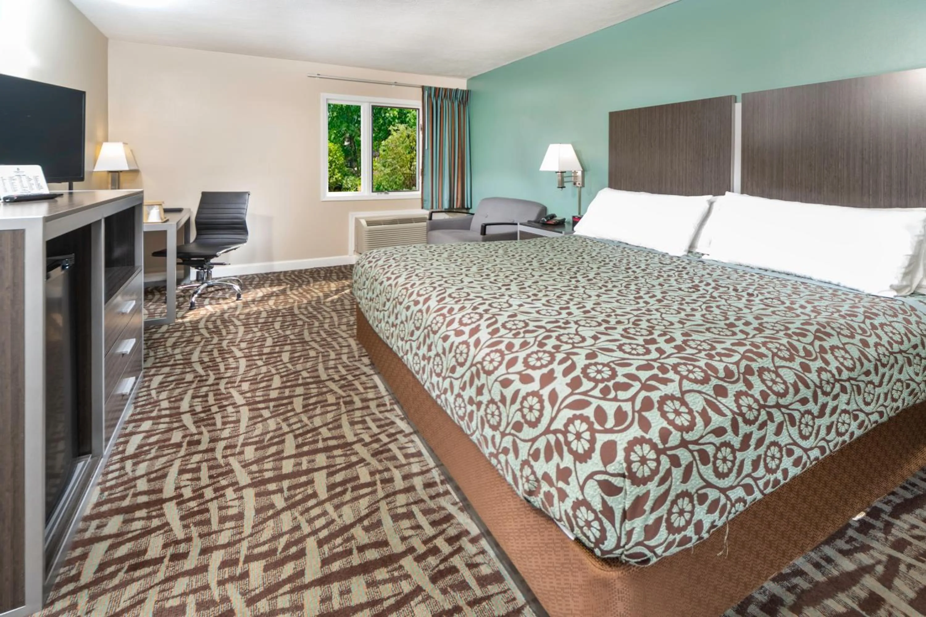 Bed in BridgePointe Inn & Suites by BPhotels, Council Bluffs, Omaha Area