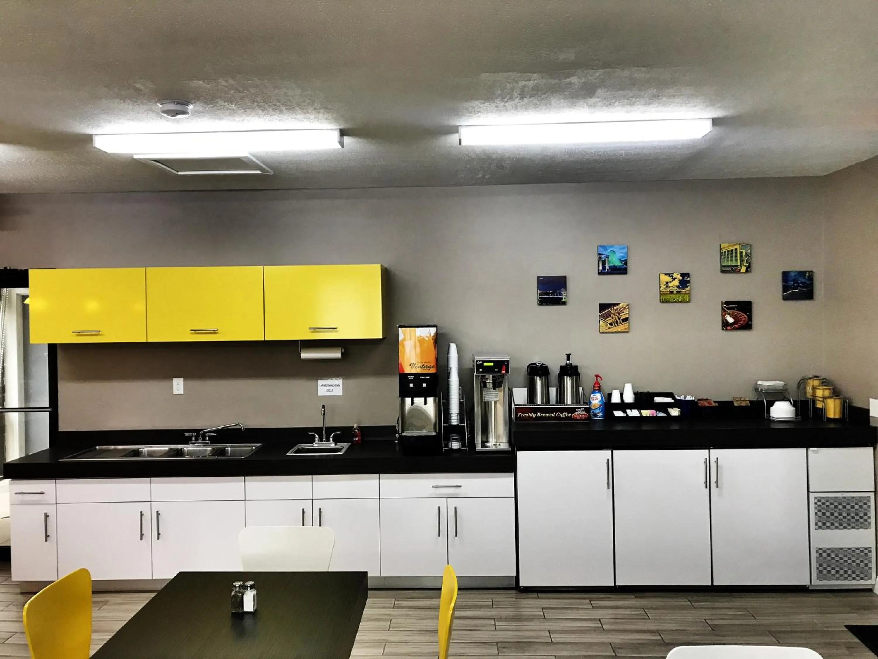 Communal kitchen in BridgePointe Inn & Suites by BPhotels, Council Bluffs, Omaha Area