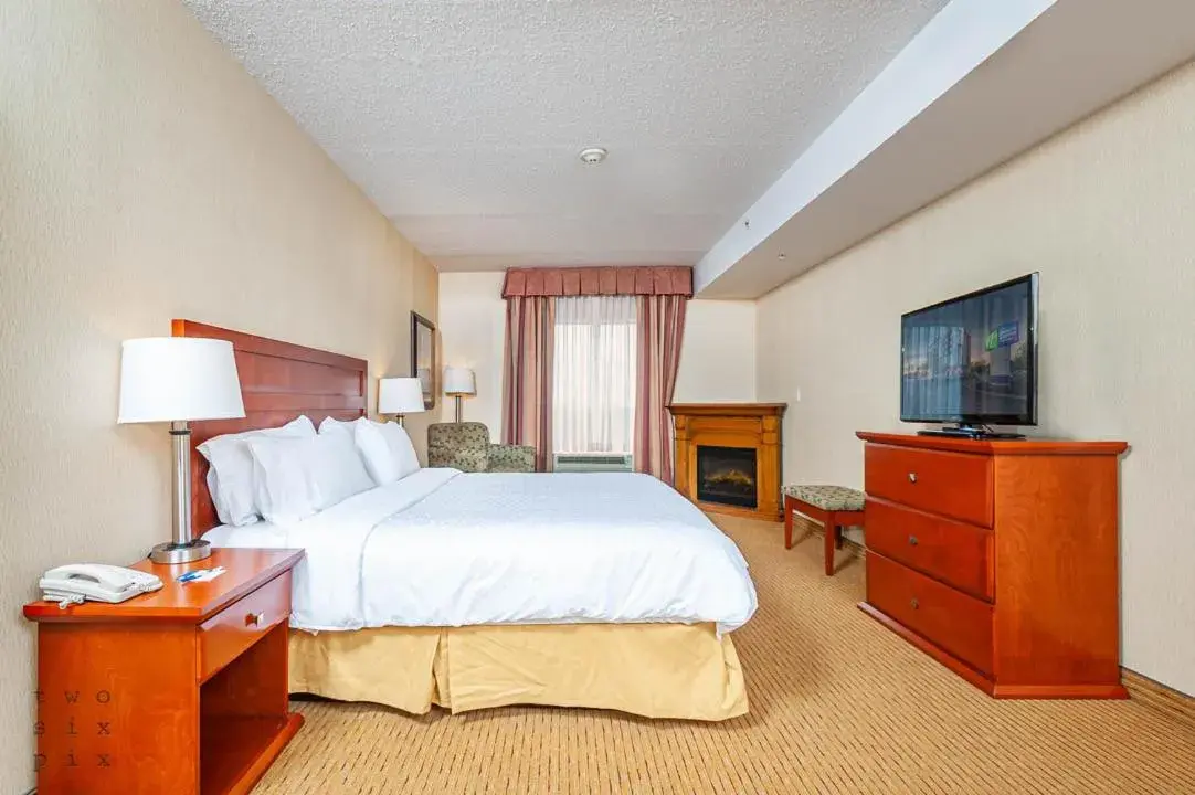 Standard King Room with Mobility Accessible Roll-In Shower in Holiday Inn Express Hotel & Suites Clarington - Bowmanville by IHG Standard King Room with Mobility Accessible Roll-In Shower in Holiday Inn Express Hotel & Suites Clarington - Bowmanville by IHG