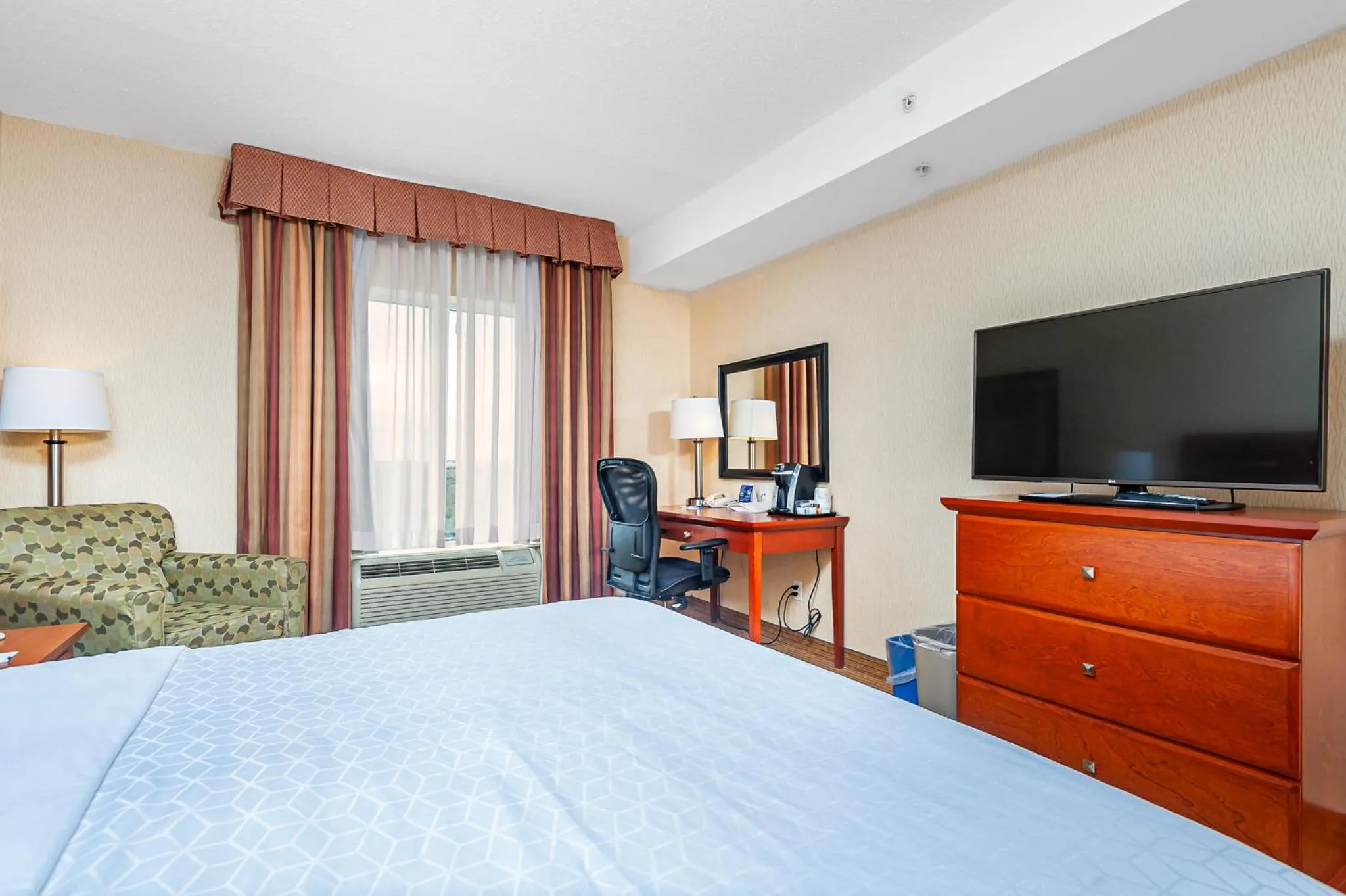 Photo of the whole room, Bed in Holiday Inn Express Hotel & Suites Clarington - Bowmanville by IHG