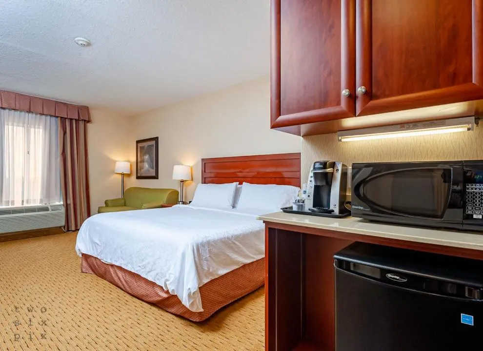 Bed in Holiday Inn Express Hotel & Suites Clarington - Bowmanville by IHG