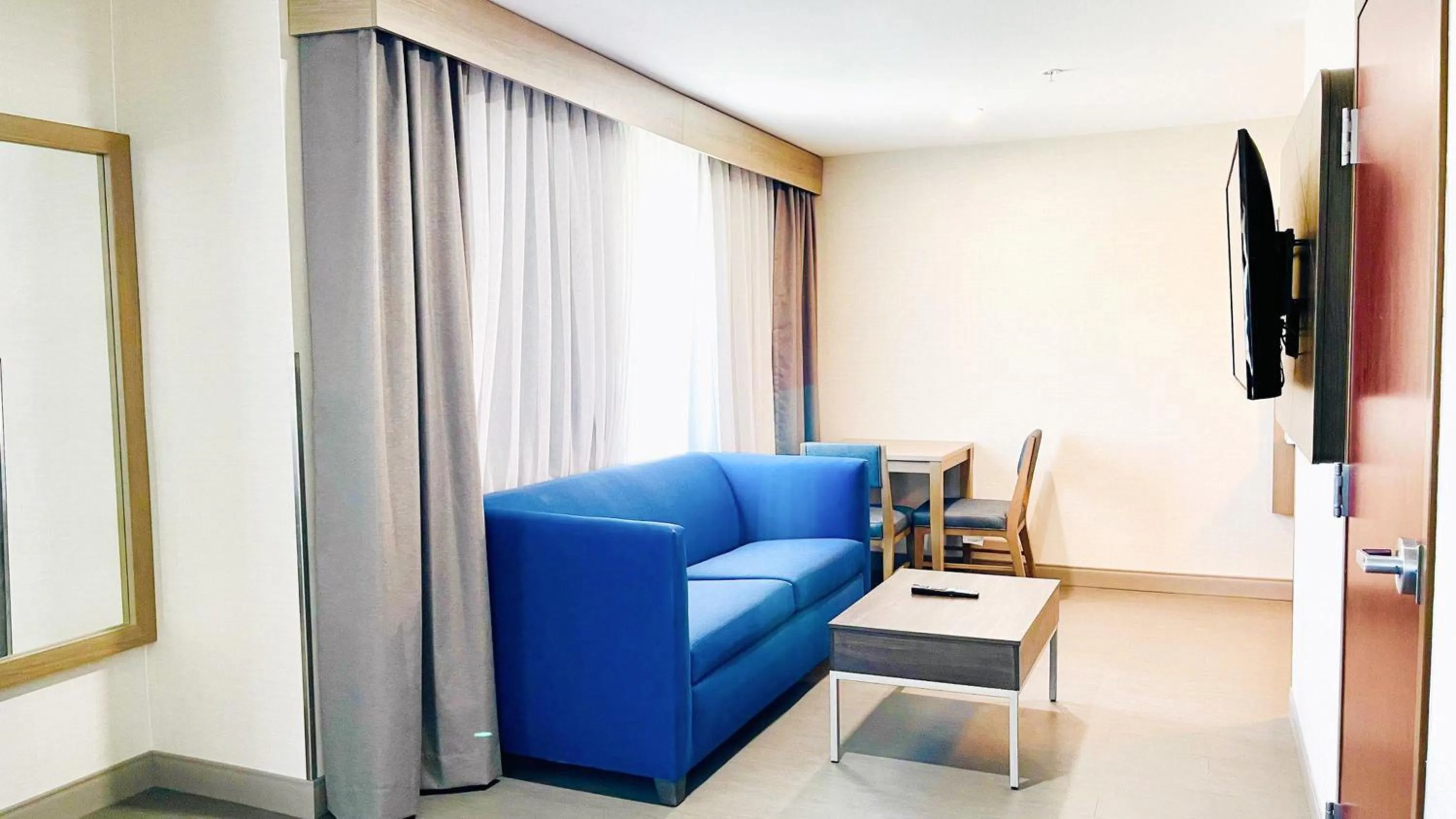 Bedroom in Holiday Inn Express & Suites Frazier Park by IHG