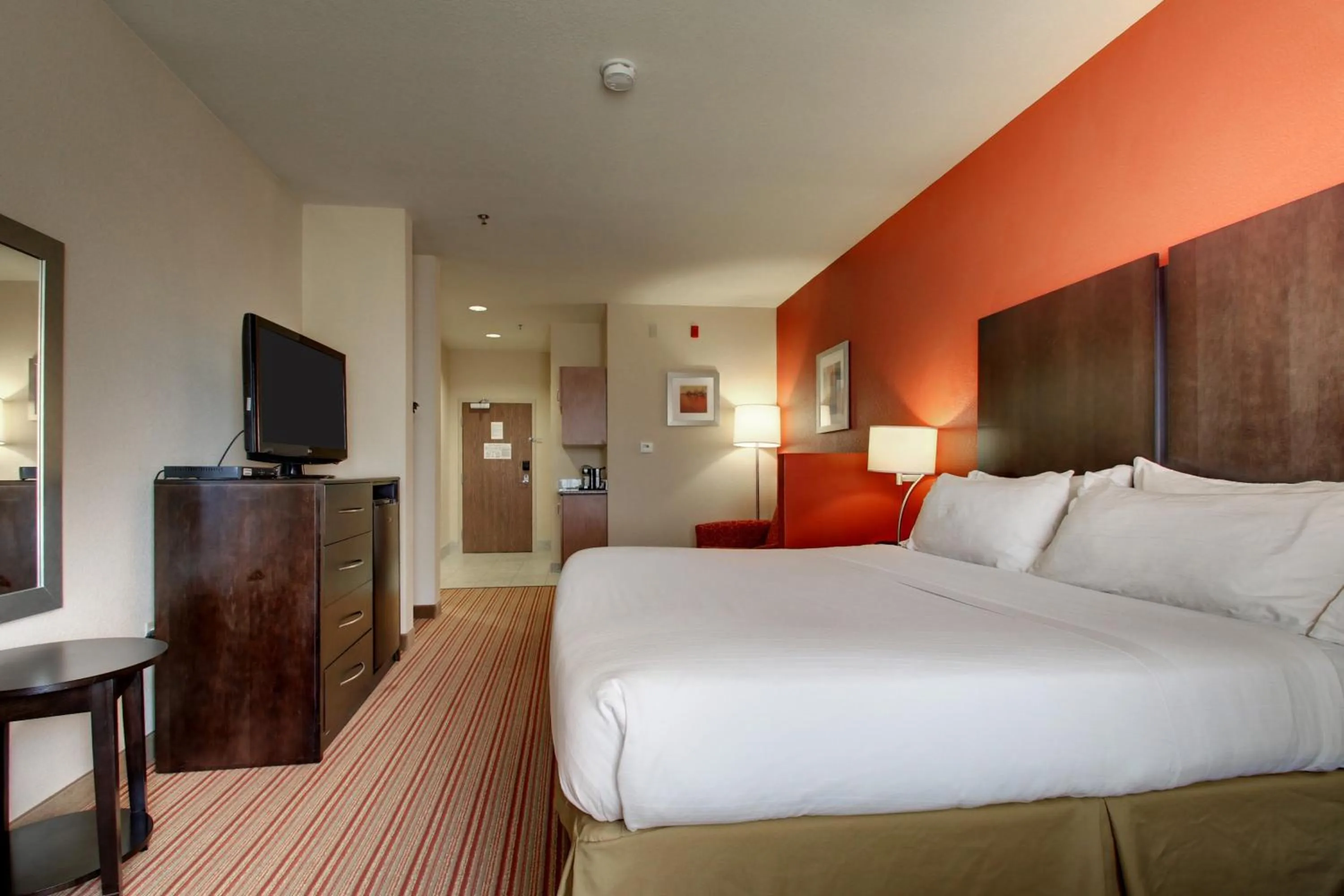 Photo of the whole room, Bed in Holiday Inn Express Hotel Winona North by IHG