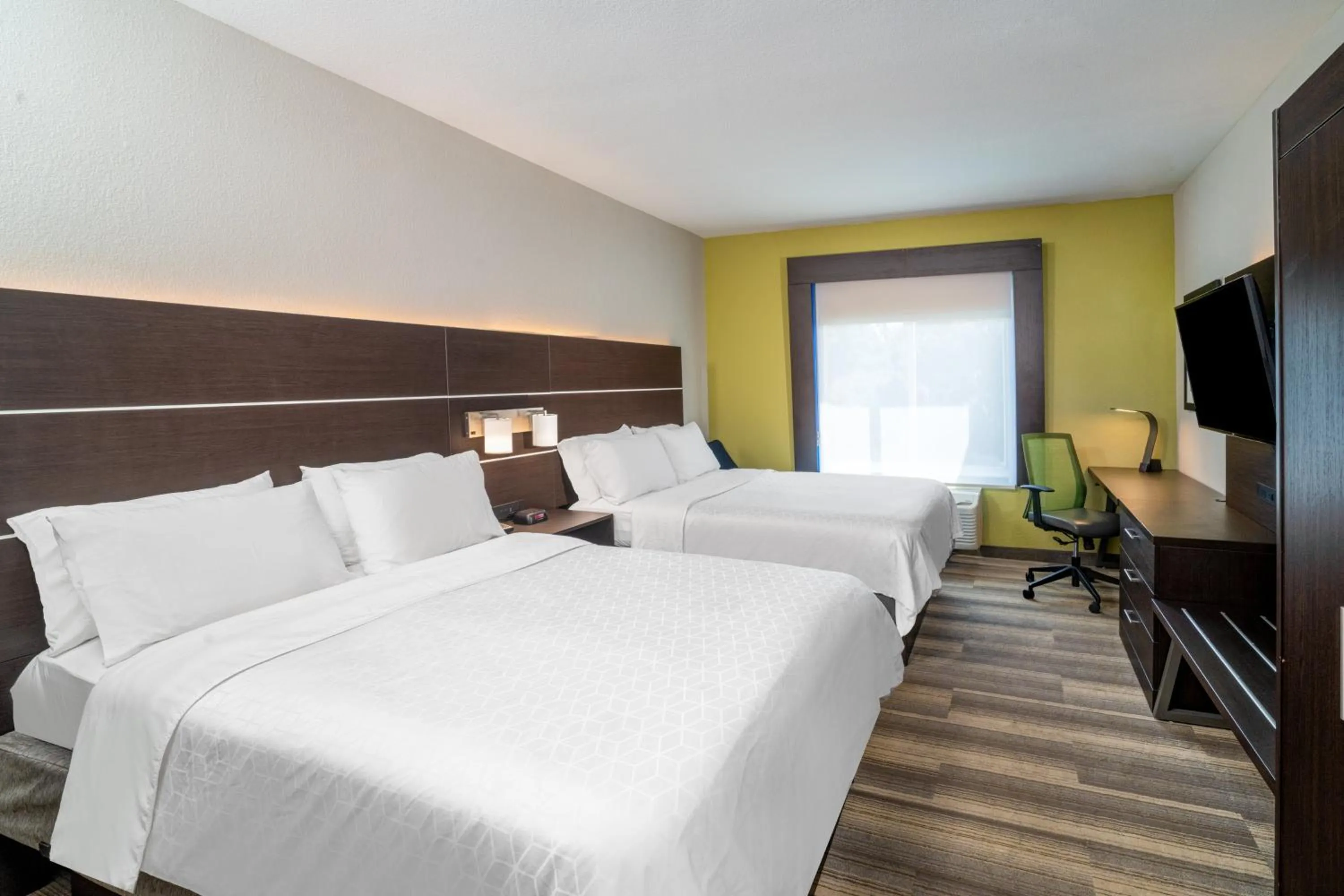 Photo of the whole room, Bed in Holiday Inn Express Hotel Winona North by IHG