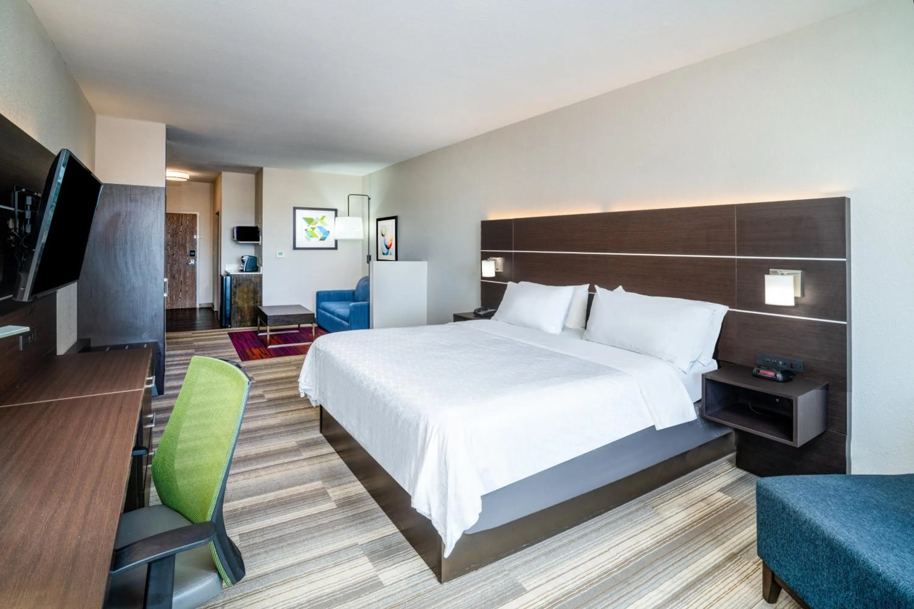 Photo of the whole room, Bed in Holiday Inn Express Hotel Winona North by IHG