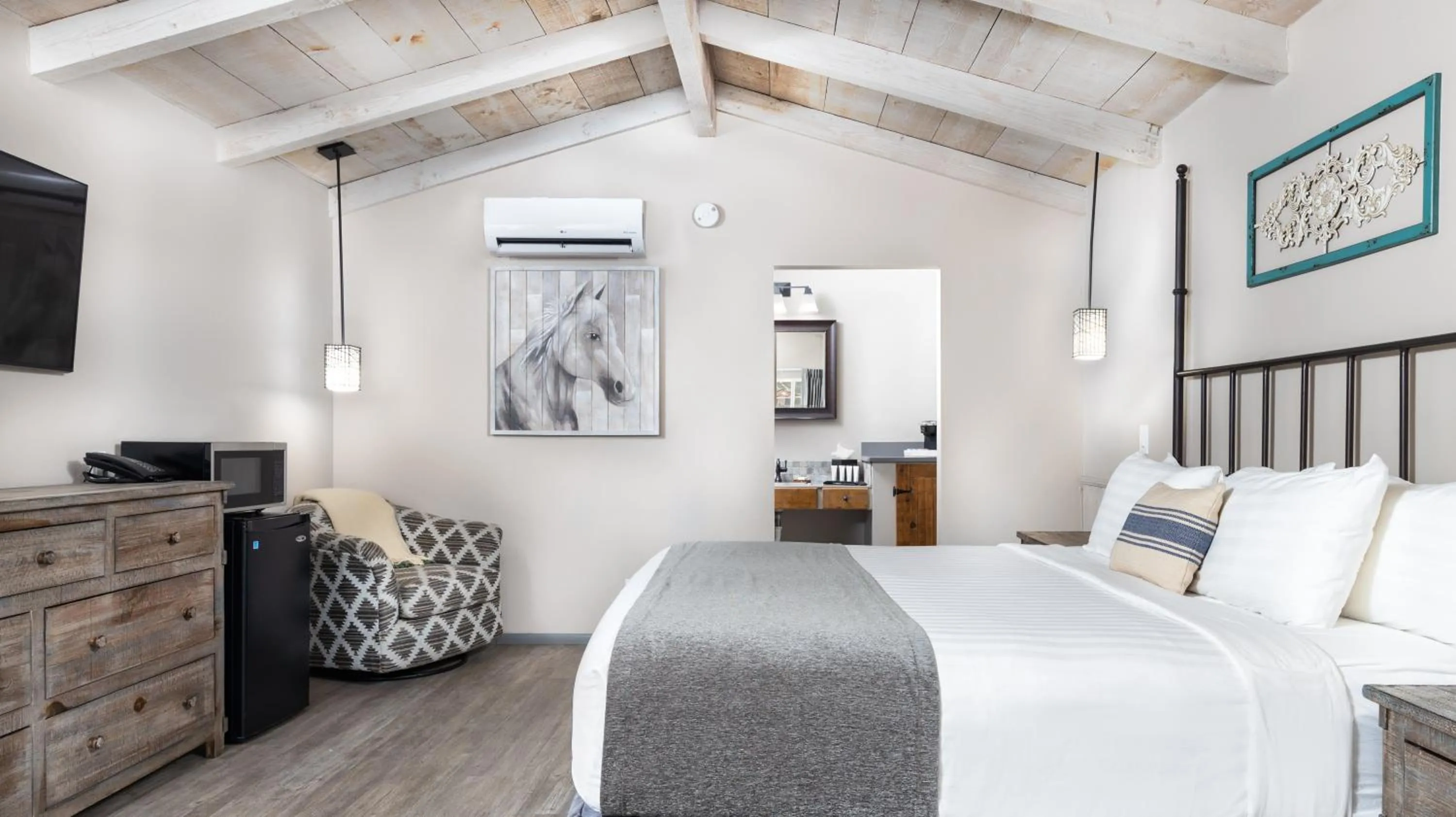 Bedroom, Bed in Sky Ranch Lodge