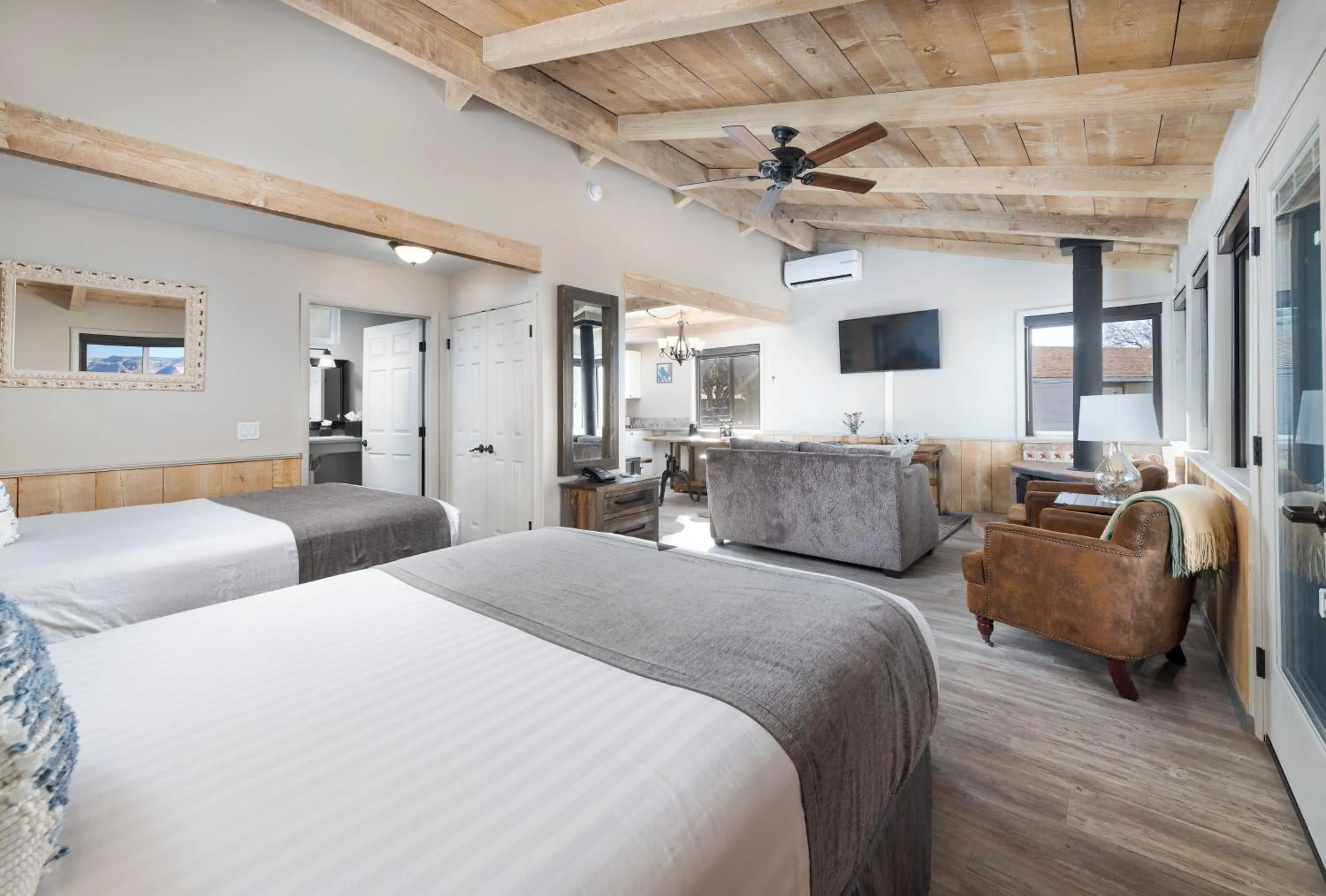 Bedroom, Bed in Sky Ranch Lodge