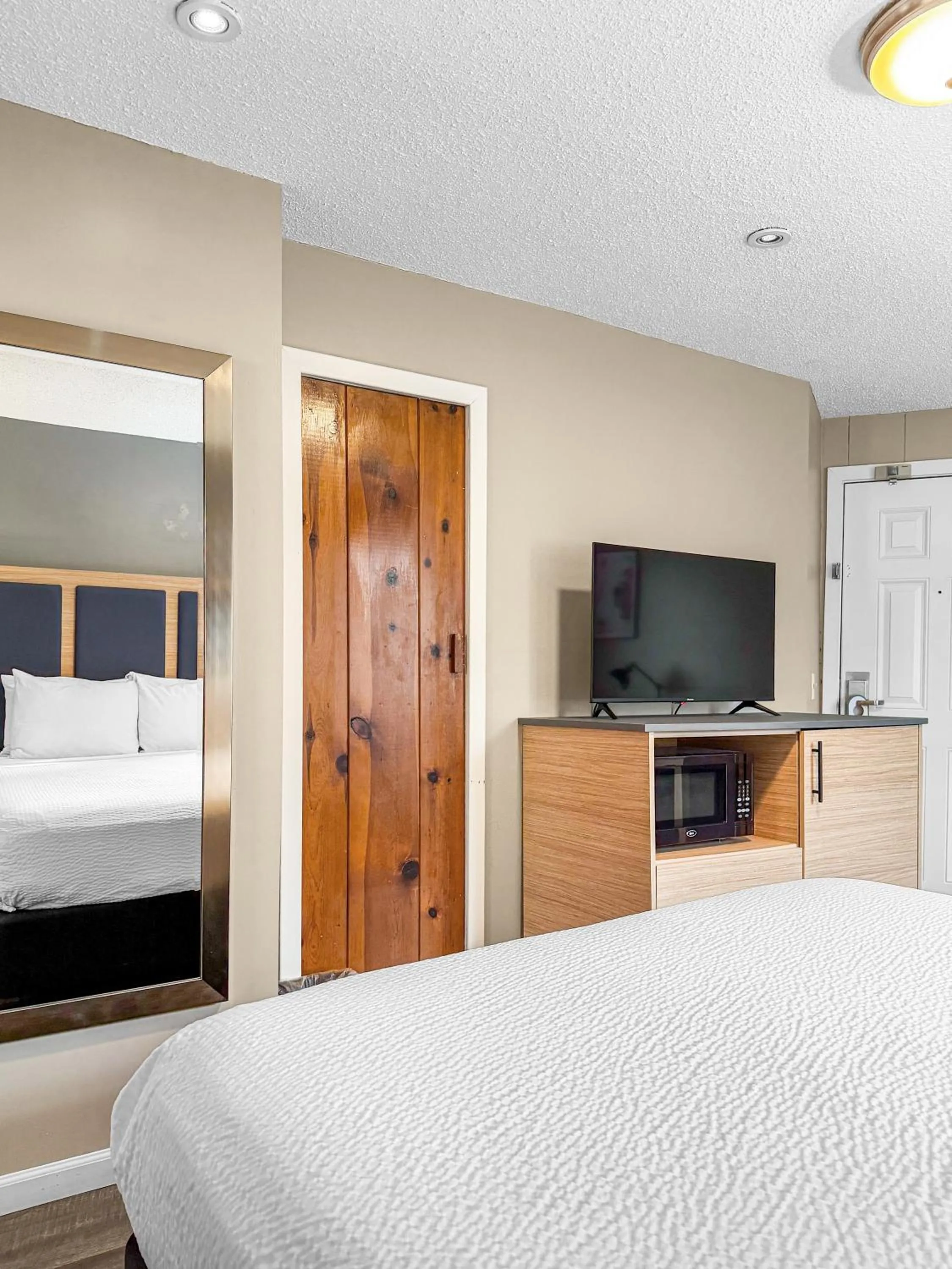 TV and multimedia, Bed in Courtesy Inn Downtown Eugene