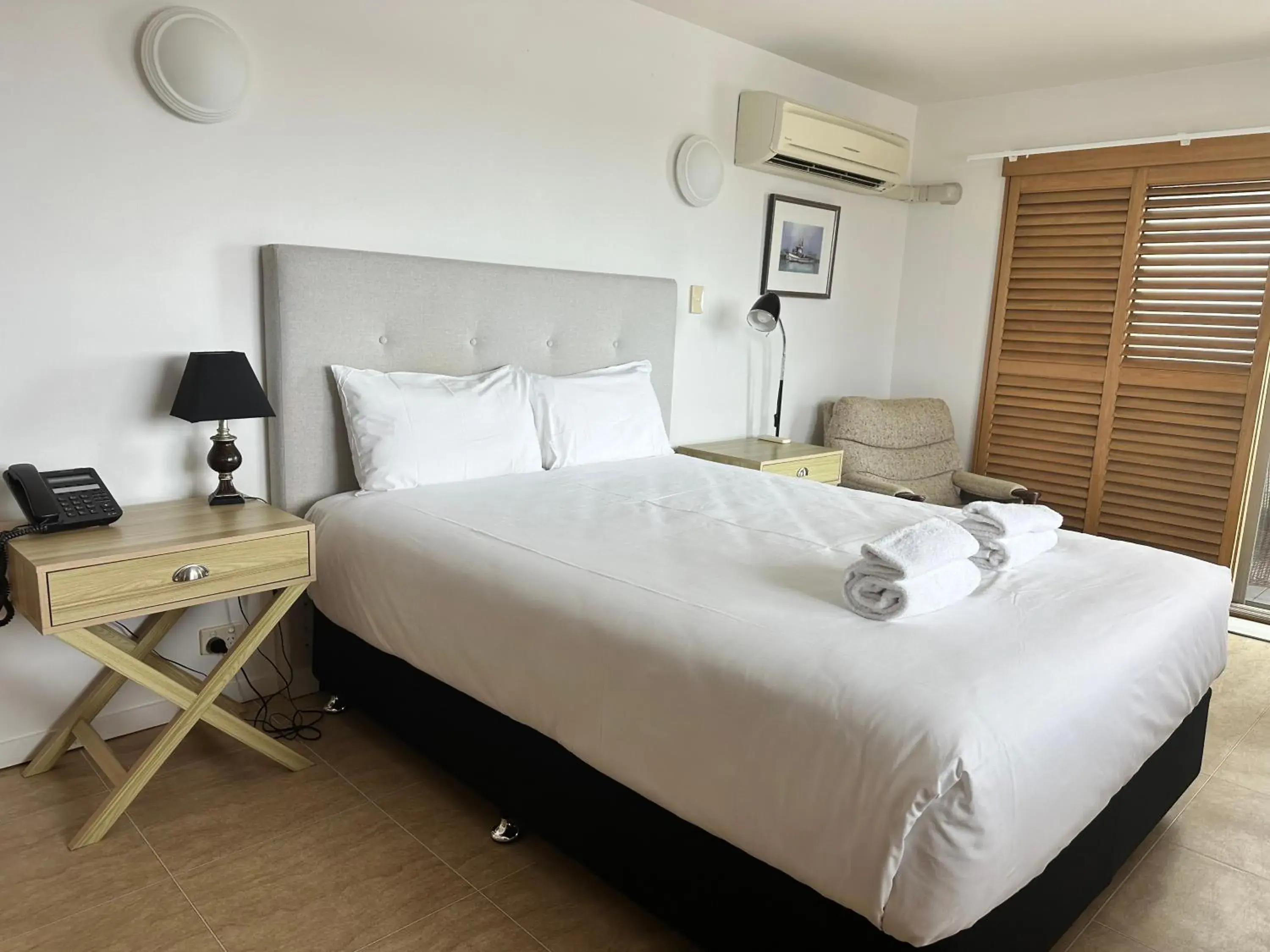 Deluxe Queen Room in Riverside Holiday Apartments Deluxe Queen Room in Riverside Holiday Apartments