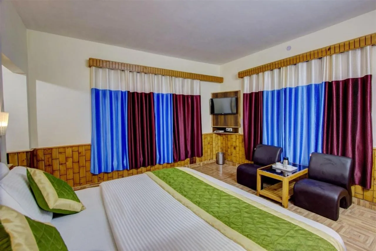 Photo of the whole room, Bed in Hotel Samiru Manali