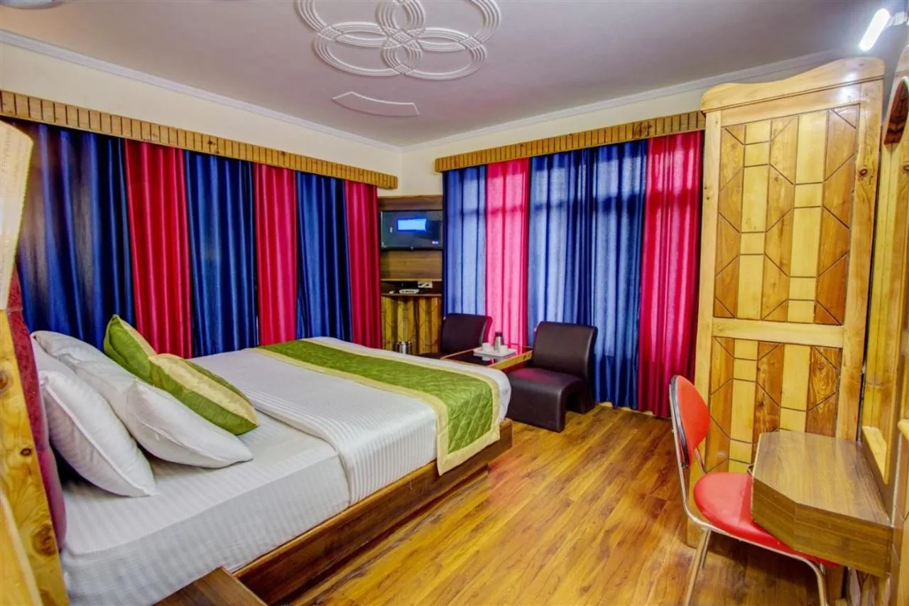 Communal lounge/ TV room, Bed in Hotel Samiru Manali