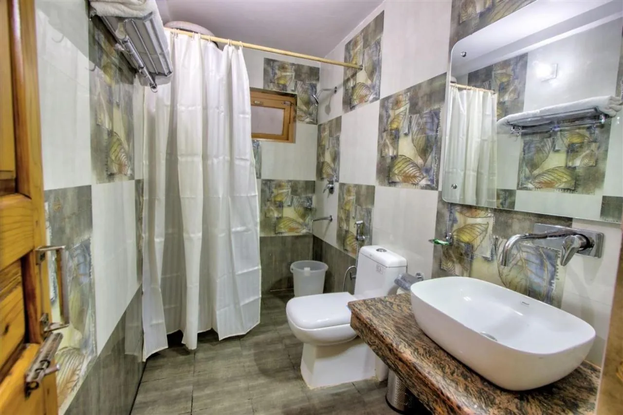Shower in Hotel Samiru Manali