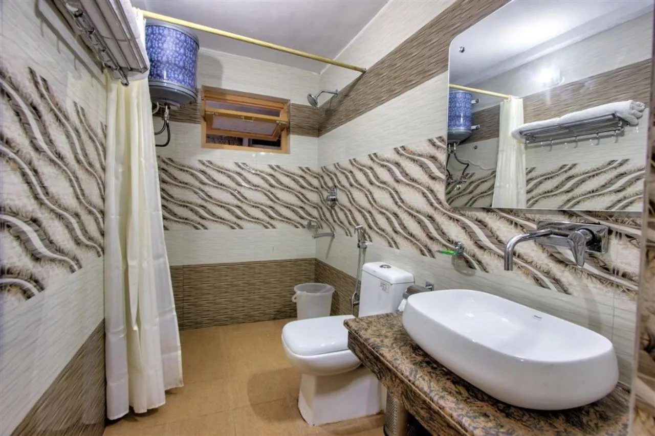 Shower in Hotel Samiru Manali