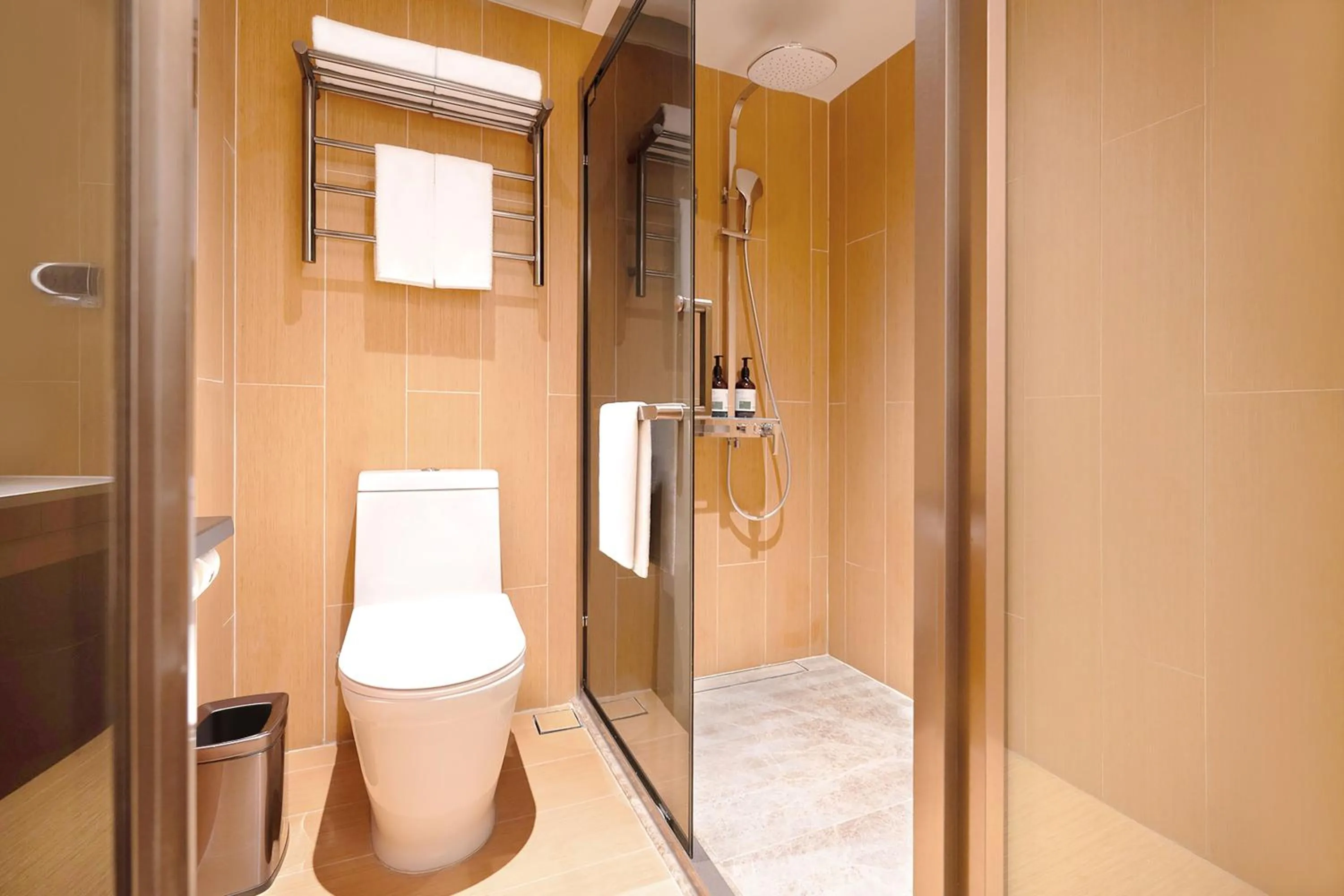 Toilet in Ji Hotel Orchard Singapore