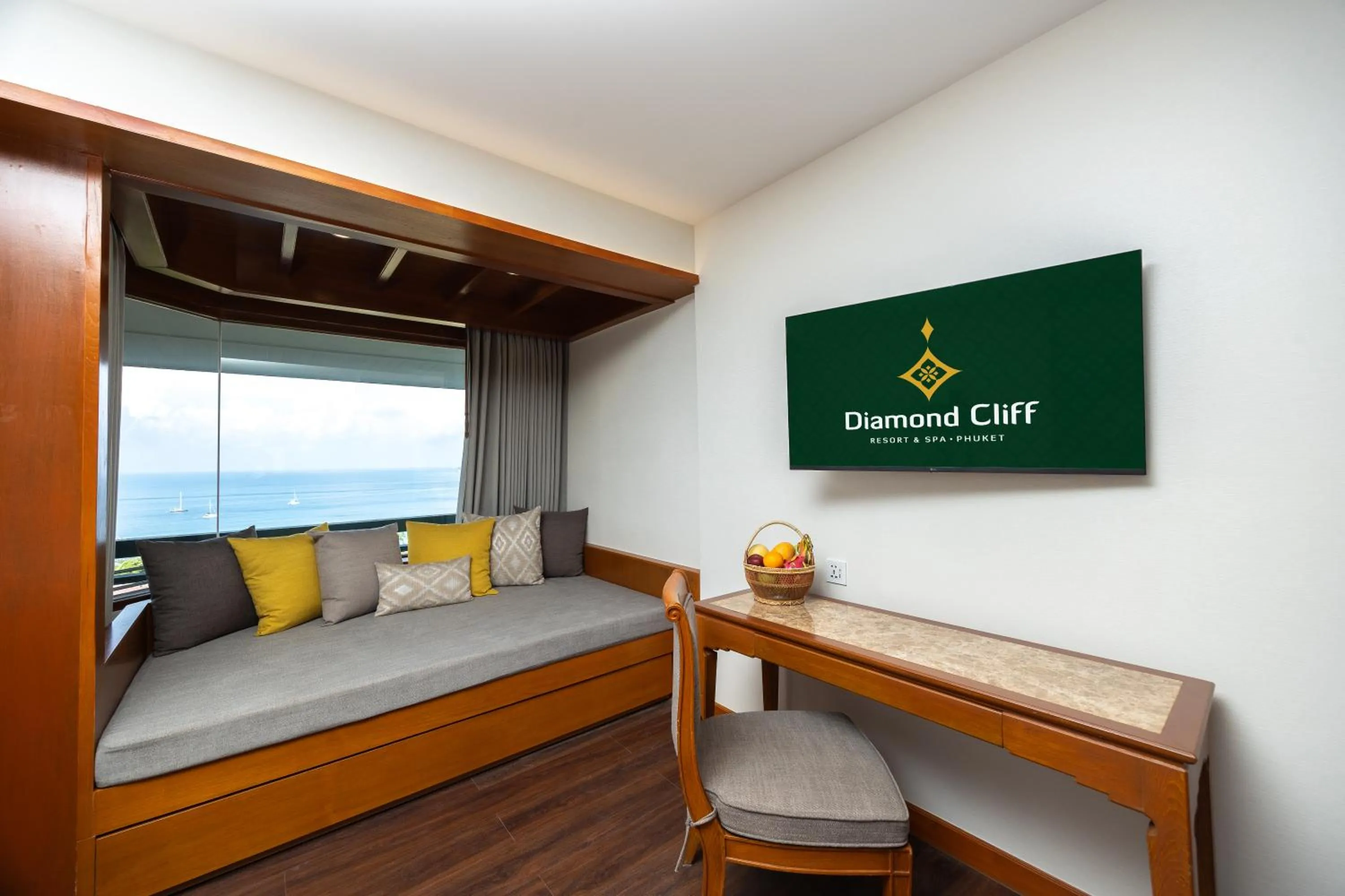 Summer, Bed in Diamond Cliff Resort & Spa, Patong Beach