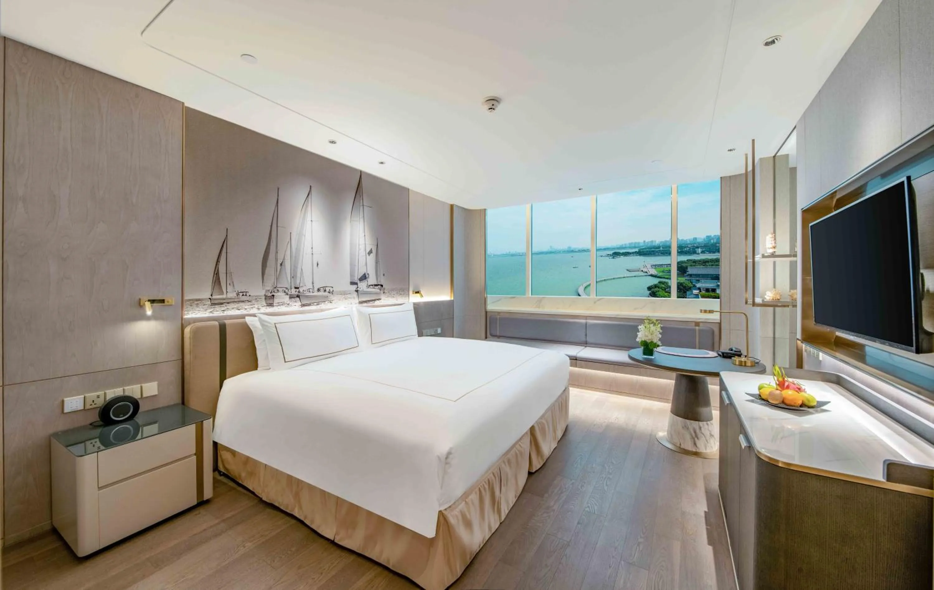 Lake view, Bed in Crowne Plaza Suzhou by IHG