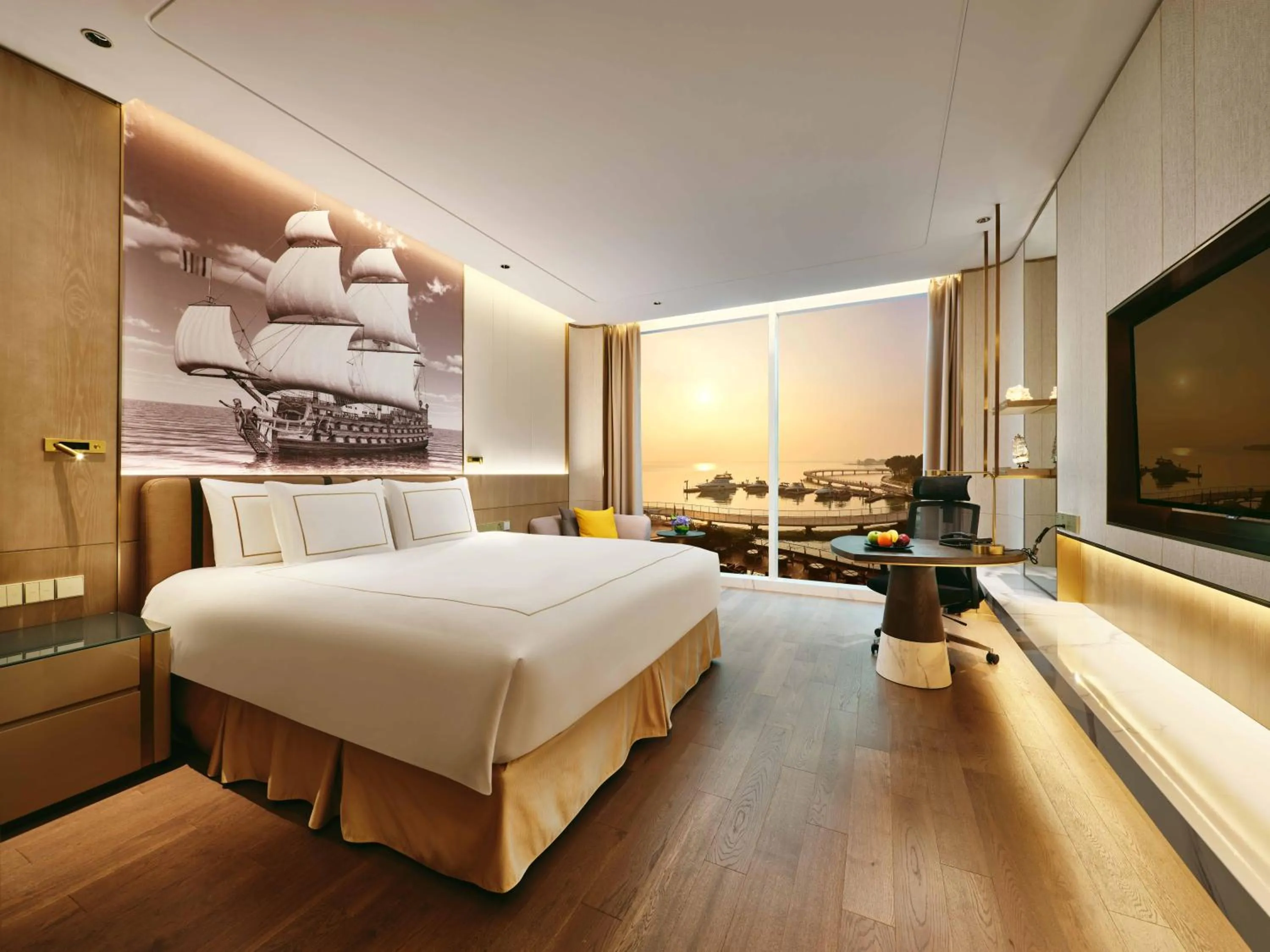 Lake view, Bed in Crowne Plaza Suzhou by IHG