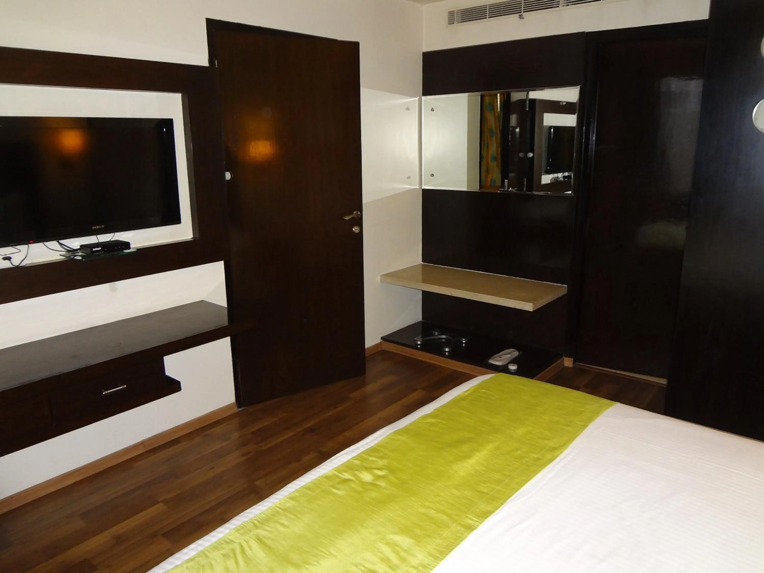 Bedroom, TV/Entertainment Center in Fortune Inn Sree Kanya Visakhapatnam