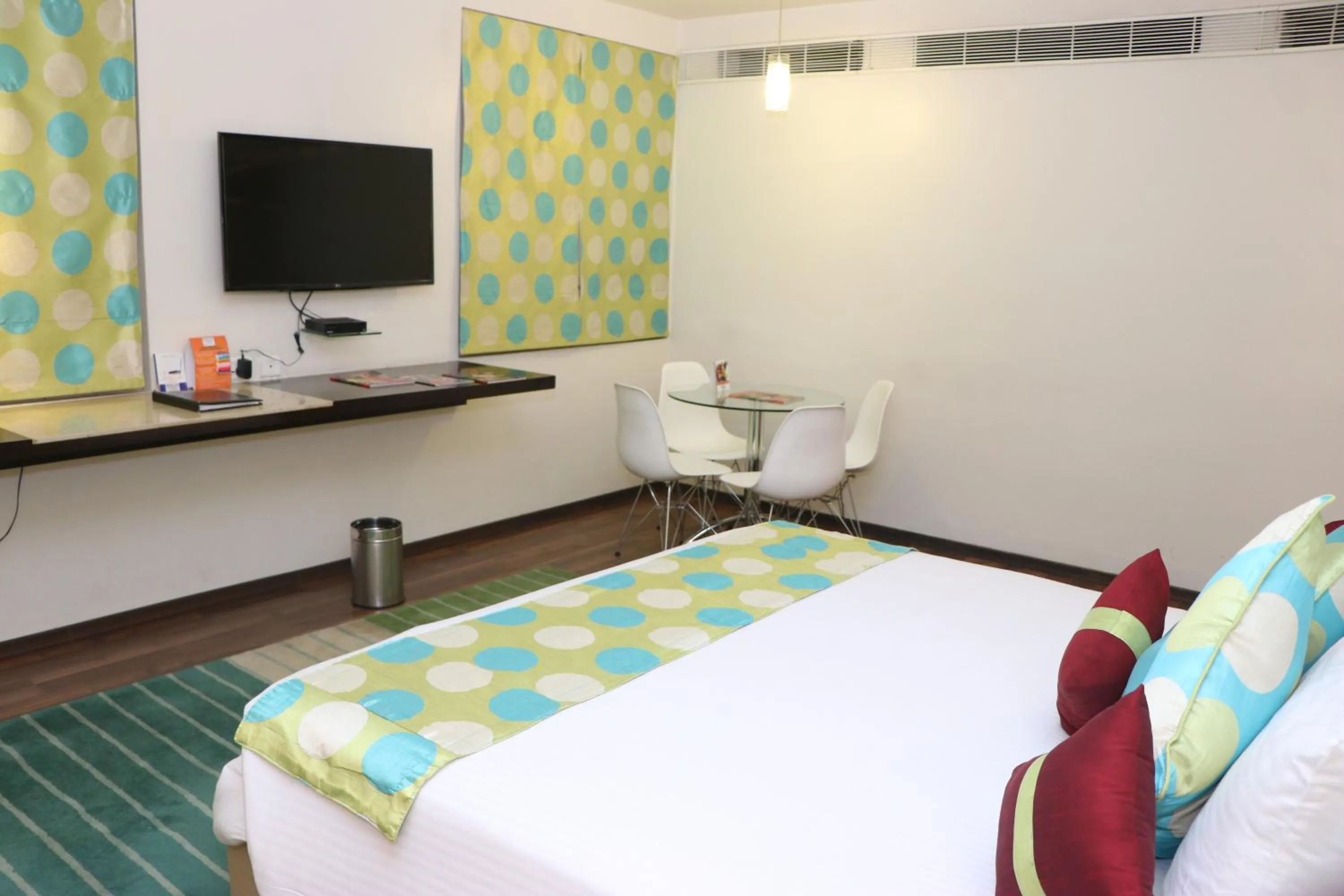 TV and multimedia, Bed in Fortune Inn Sree Kanya Visakhapatnam