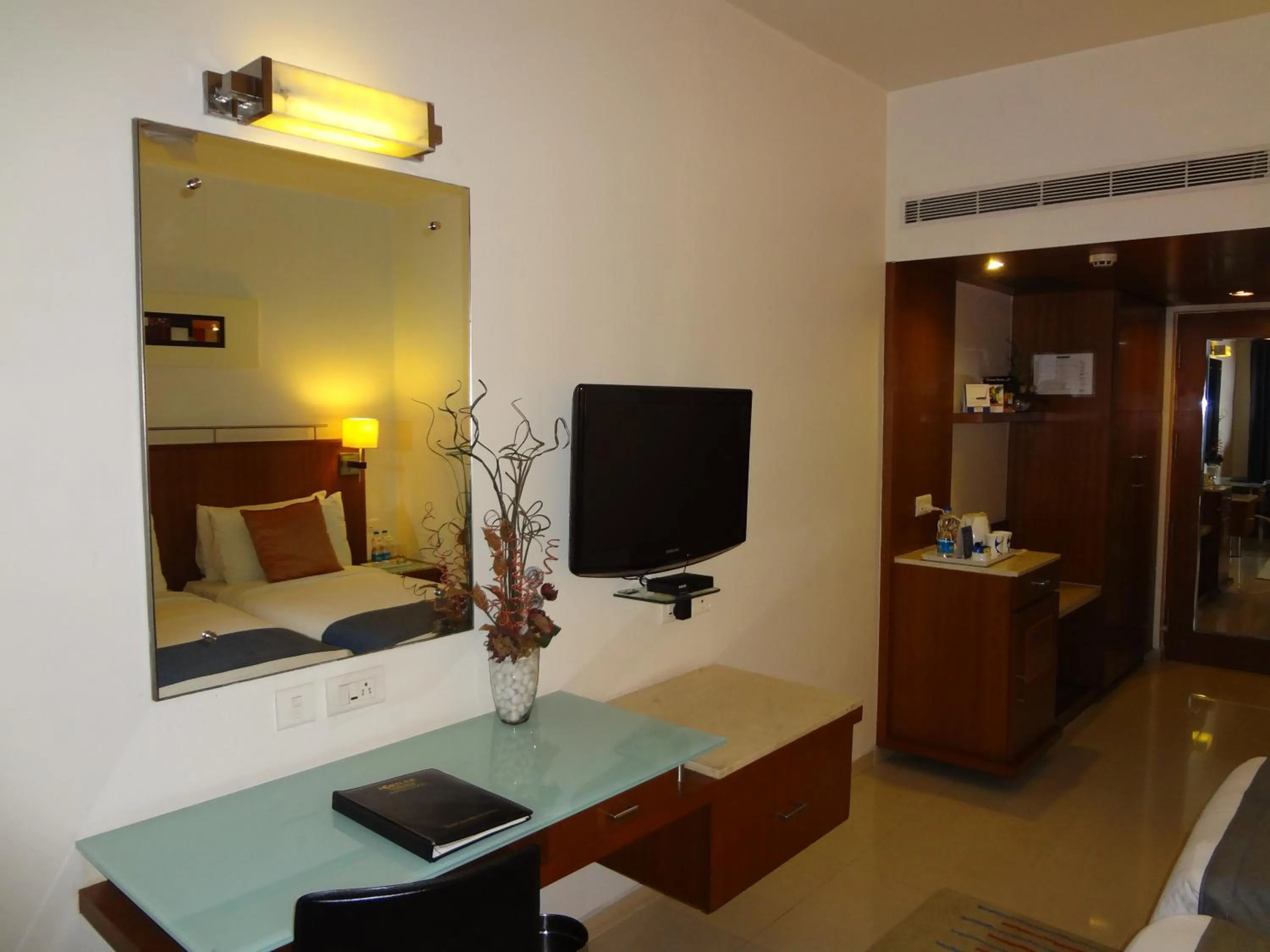 Bedroom, TV/Entertainment Center in Fortune Inn Sree Kanya Visakhapatnam