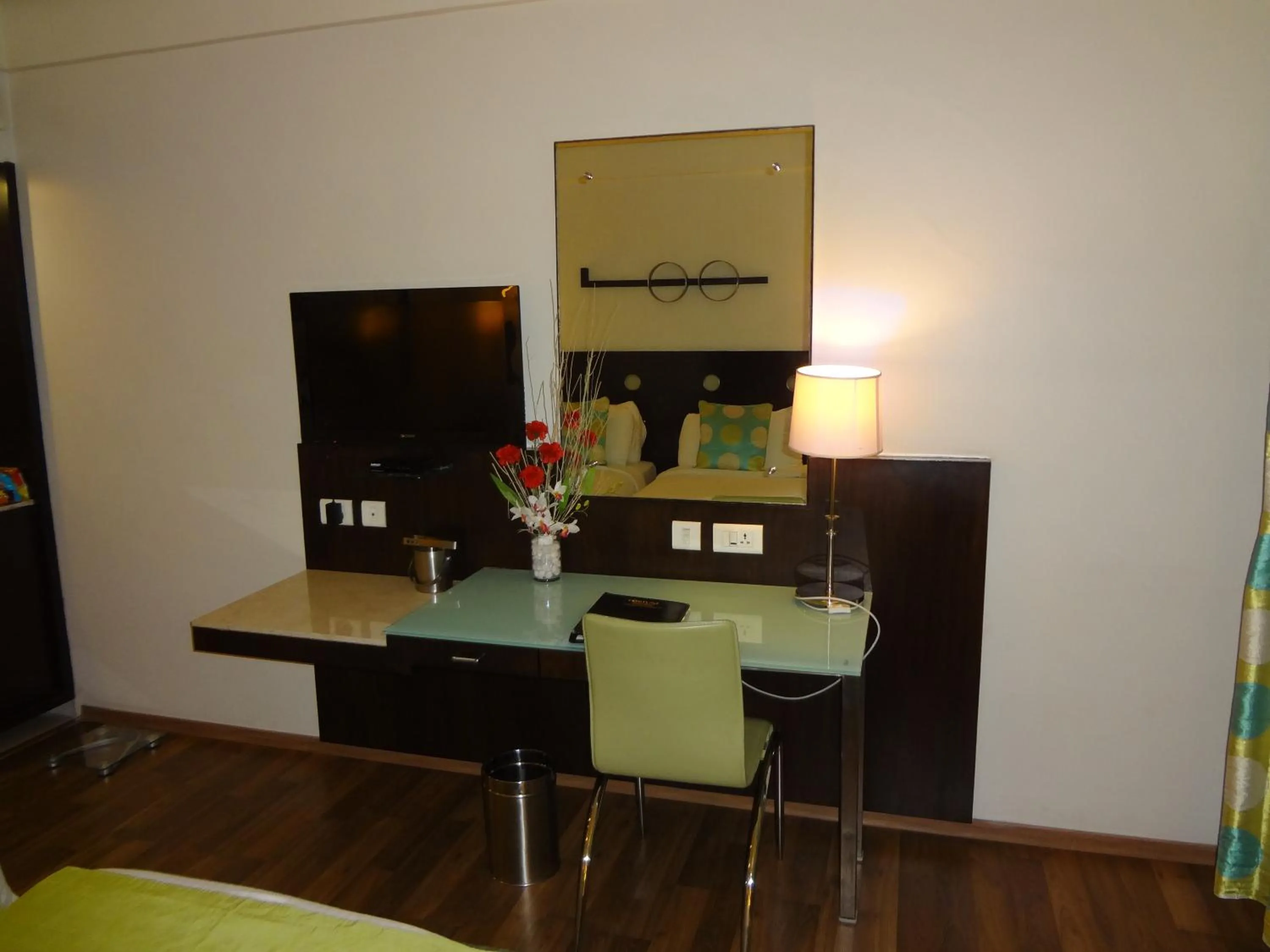 Bedroom, TV/Entertainment Center in Fortune Inn Sree Kanya Visakhapatnam