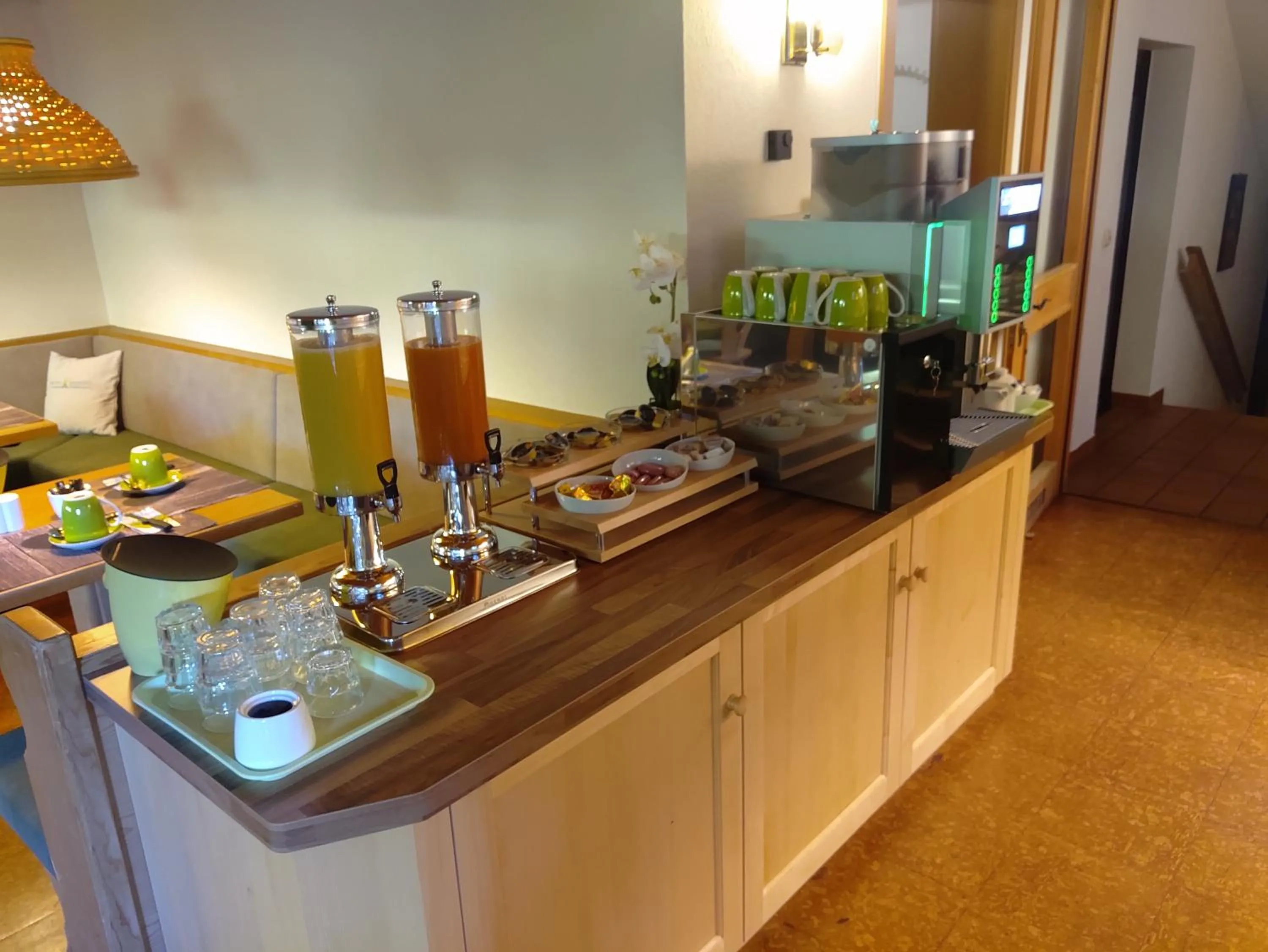 Food and drinks in Appartement-Hotel Happy Kienberg