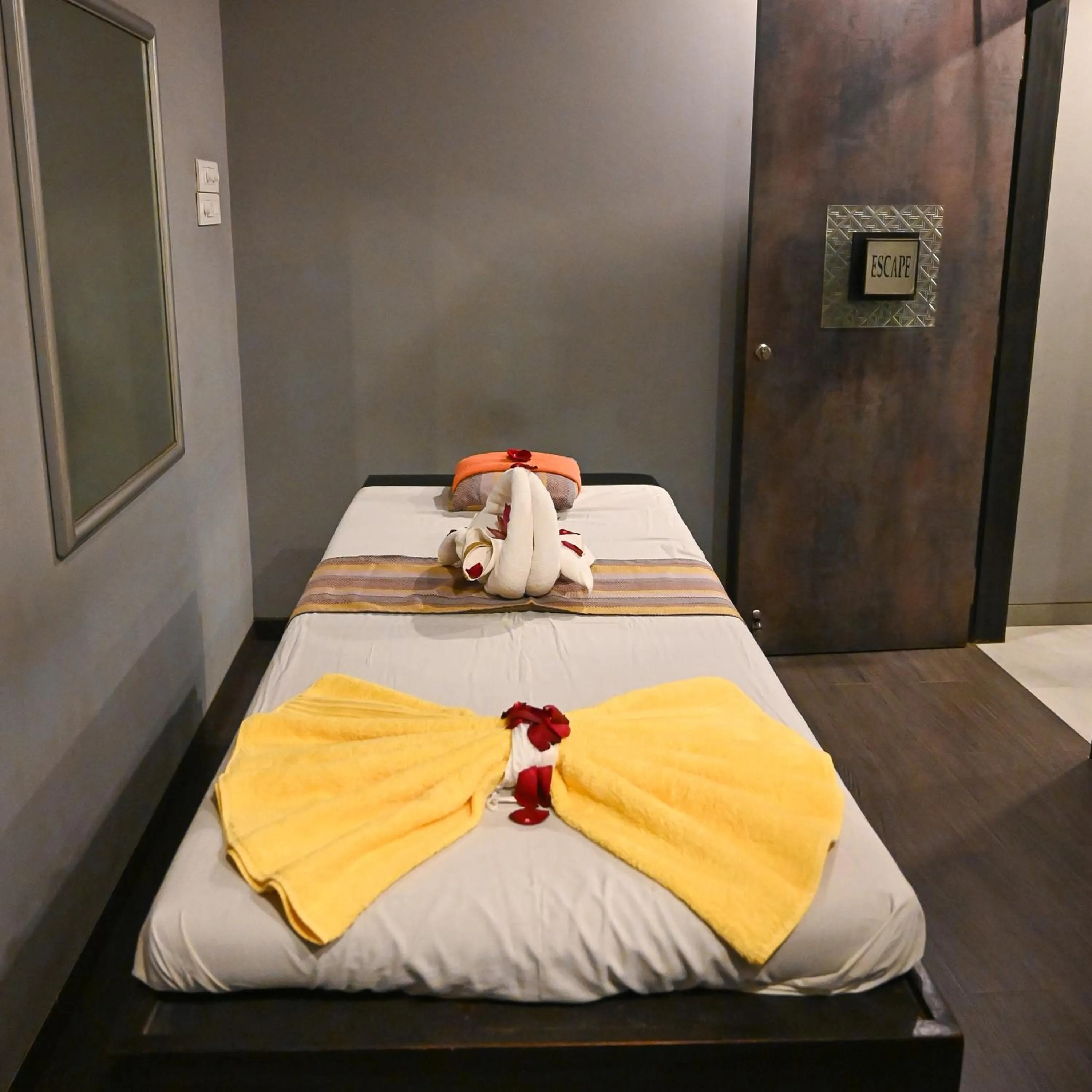 Spa and wellness centre/facilities, Bed in The Shalimar Hotel, Kemps Corner
